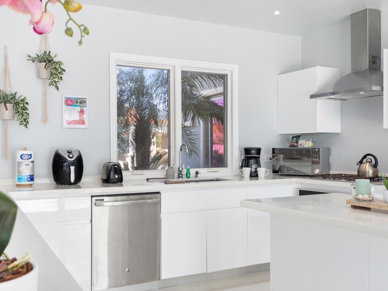 Luxury Fully equipped kitchen of the villa in Noord Aruba - Availability of all kitchen accessories - Large amount of storage - Sufficient space to work according to your ease - Excellent bright space of apartment - Availability of high chairs