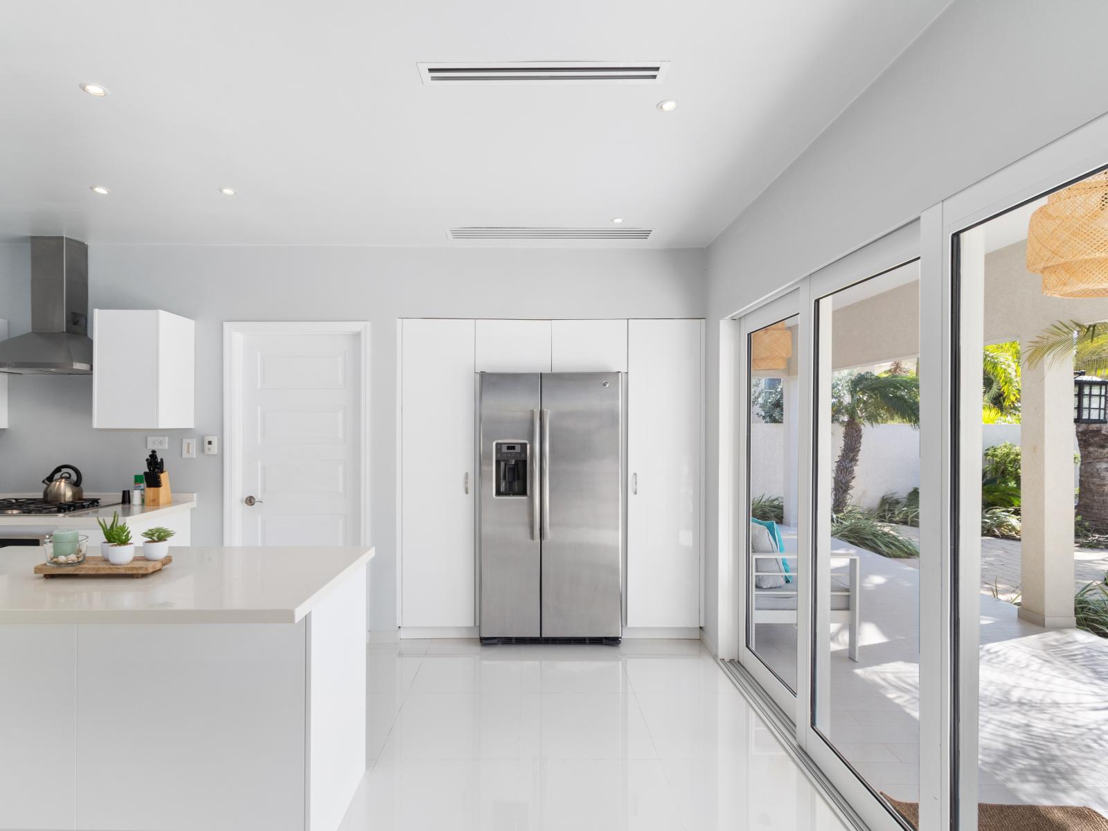 Fully equipped kitchen of the villa in Noord Aruba - Availability of all kitchen accessories - Large amount of storage - Sufficient space to work according to your ease - Excellent bright space of apartment - Availability of high chairs