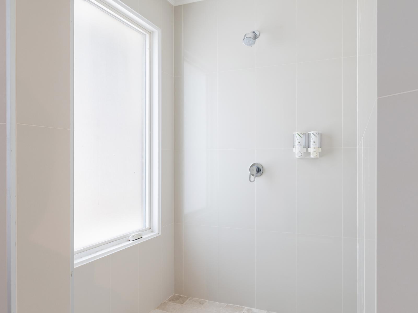 Main bathroom with a spacious and modern shower.