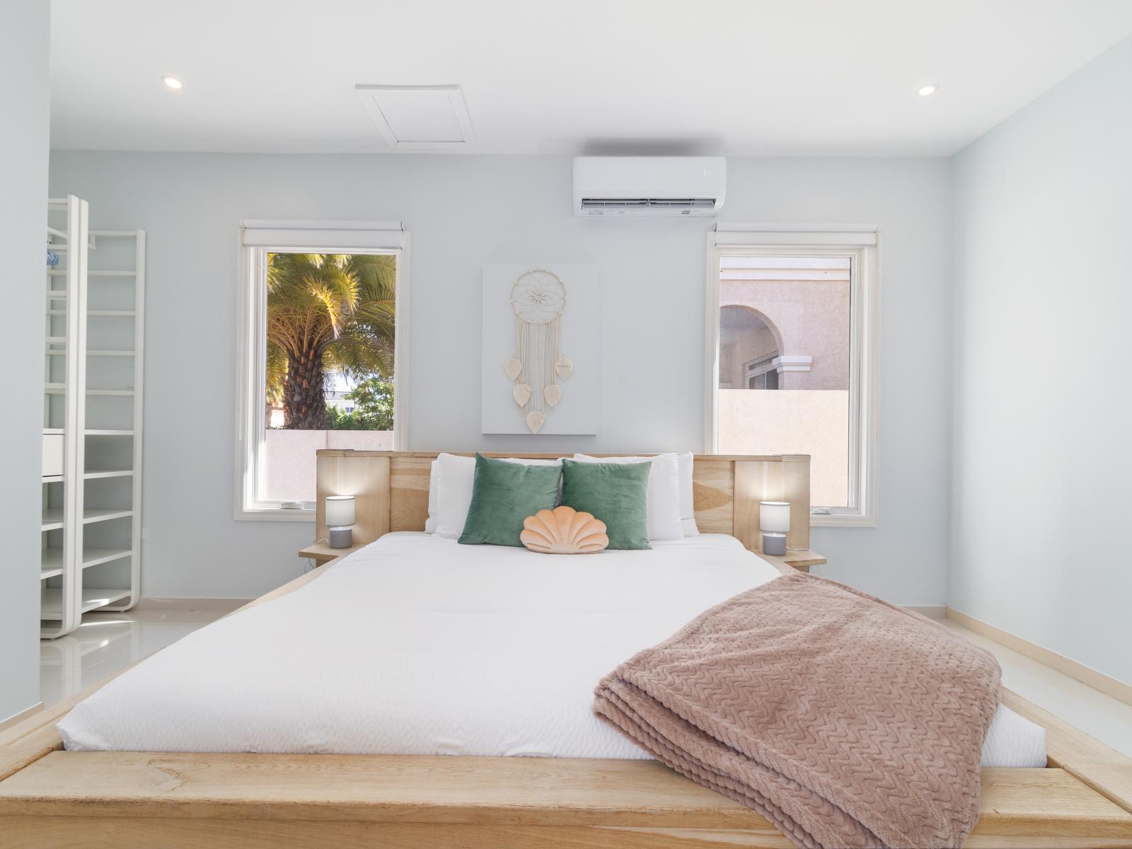 Exclusive bedroom of the villa in Noord Aruba - Comfy Double bed - Elegantly designed room - Beautiful painted walls with decoration - Majestic table lamps - Neat and clean linen - Large windows with beautiful views - TV and Netflix available