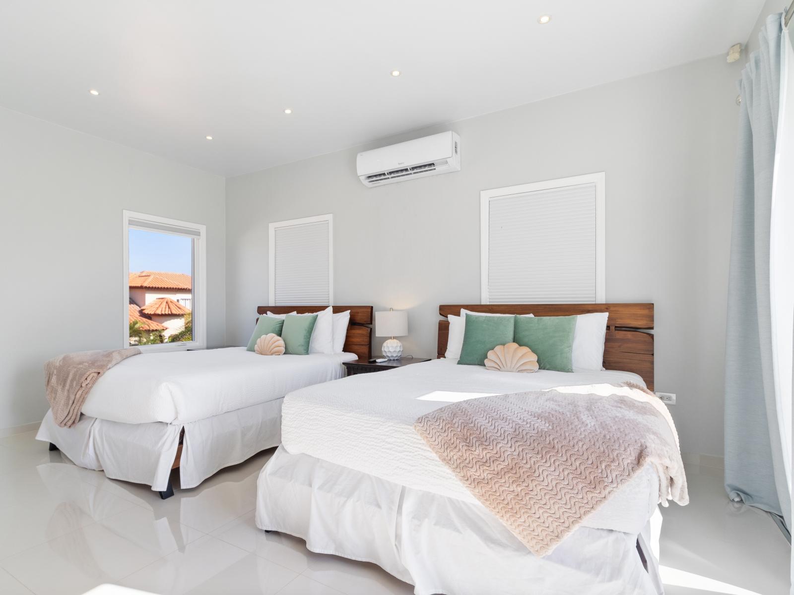 Stunning bedroom of the villa in Noord Aruba - Comfy 2 Double beds - Elegantly designed room - Beautiful painted walls with decoration - Majestic table lamps - Neat and clean linen - Large windows with beautiful views - TV and Netflix available