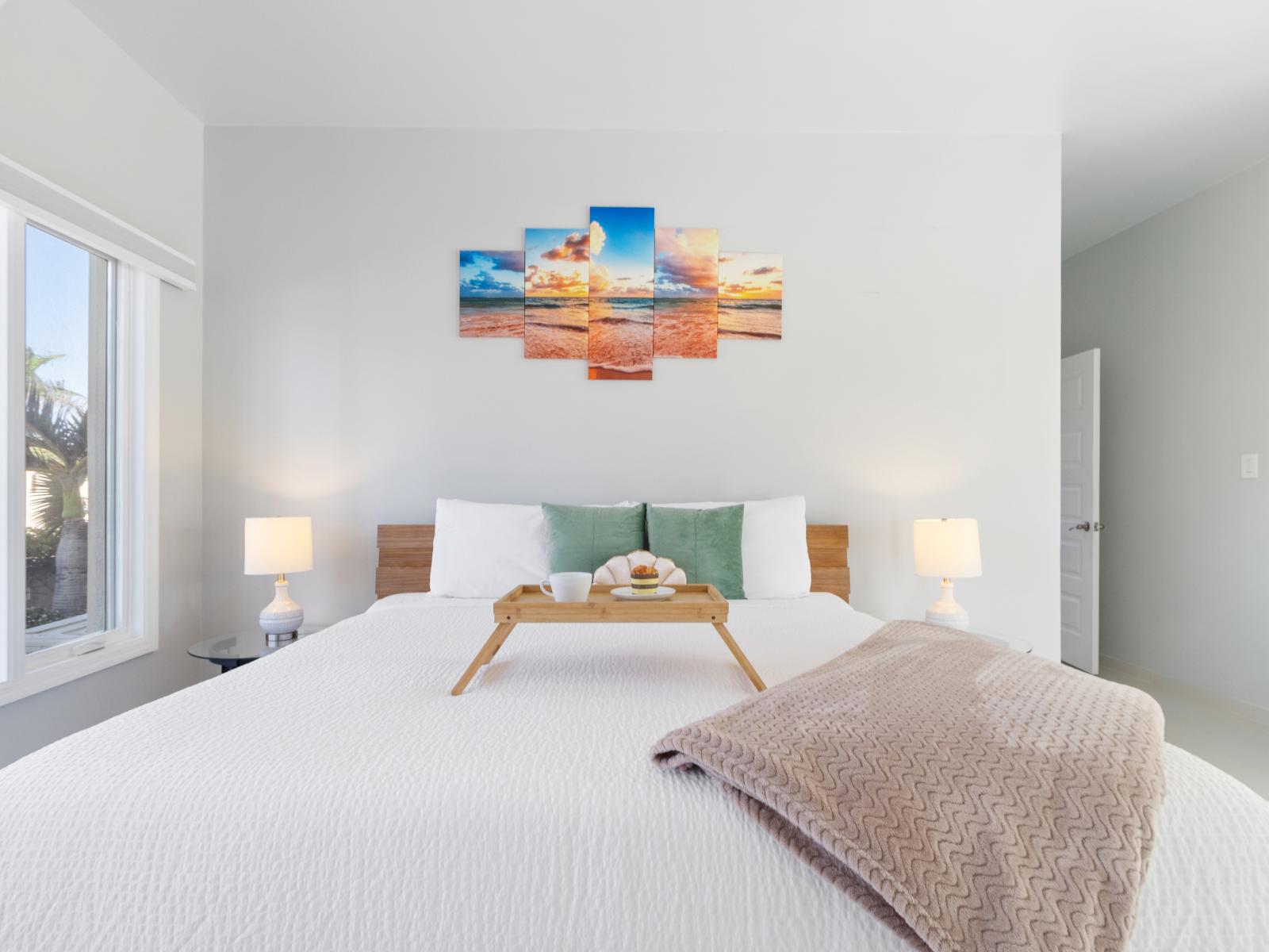 Beautiful bedroom of the villa in Noord Aruba - Comfy Double bed - Elegantly designed room - Beautiful painted walls with decoration - Majestic table lamps - Neat and clean linen - Large windows with beautiful views - TV and Netflix available