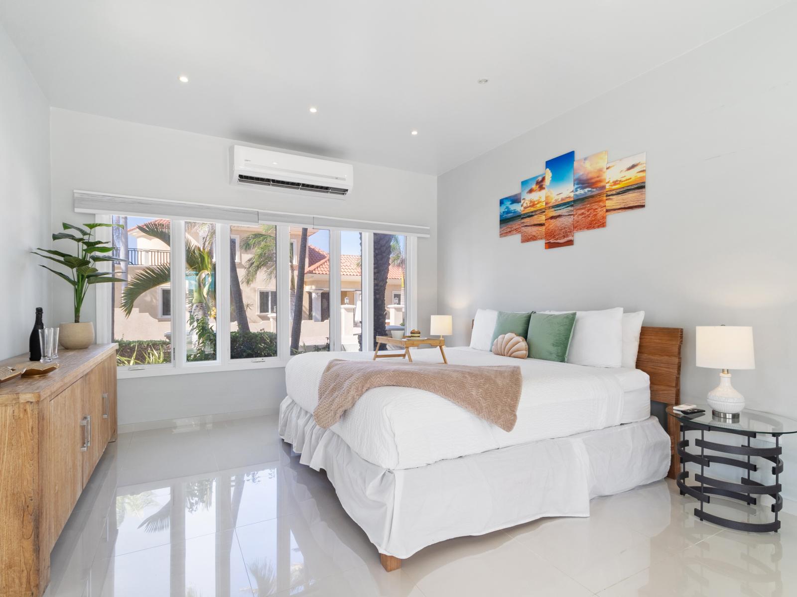 Elite bedroom of the villa in Noord Aruba - Comfy Double bed - Elegantly designed room - Beautiful painted walls with decoration - Majestic table lamps - Neat and clean linen - Large windows with beautiful views - TV and Netflix available