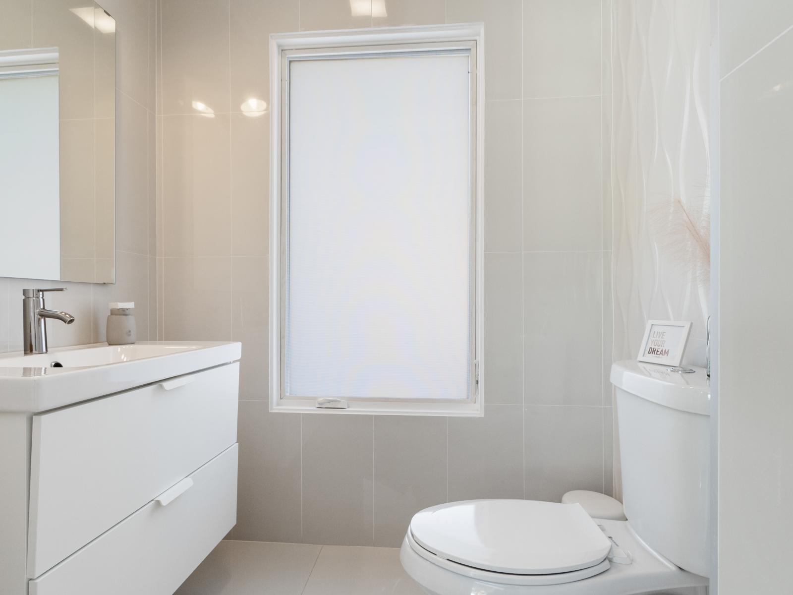 Elite Bathroom of the villa in Noord Aruba - Beautiful Vanity with large size wall mirror - Sufficient storage space - Neat and clean toilet seat - Availability of all bathroom amenities