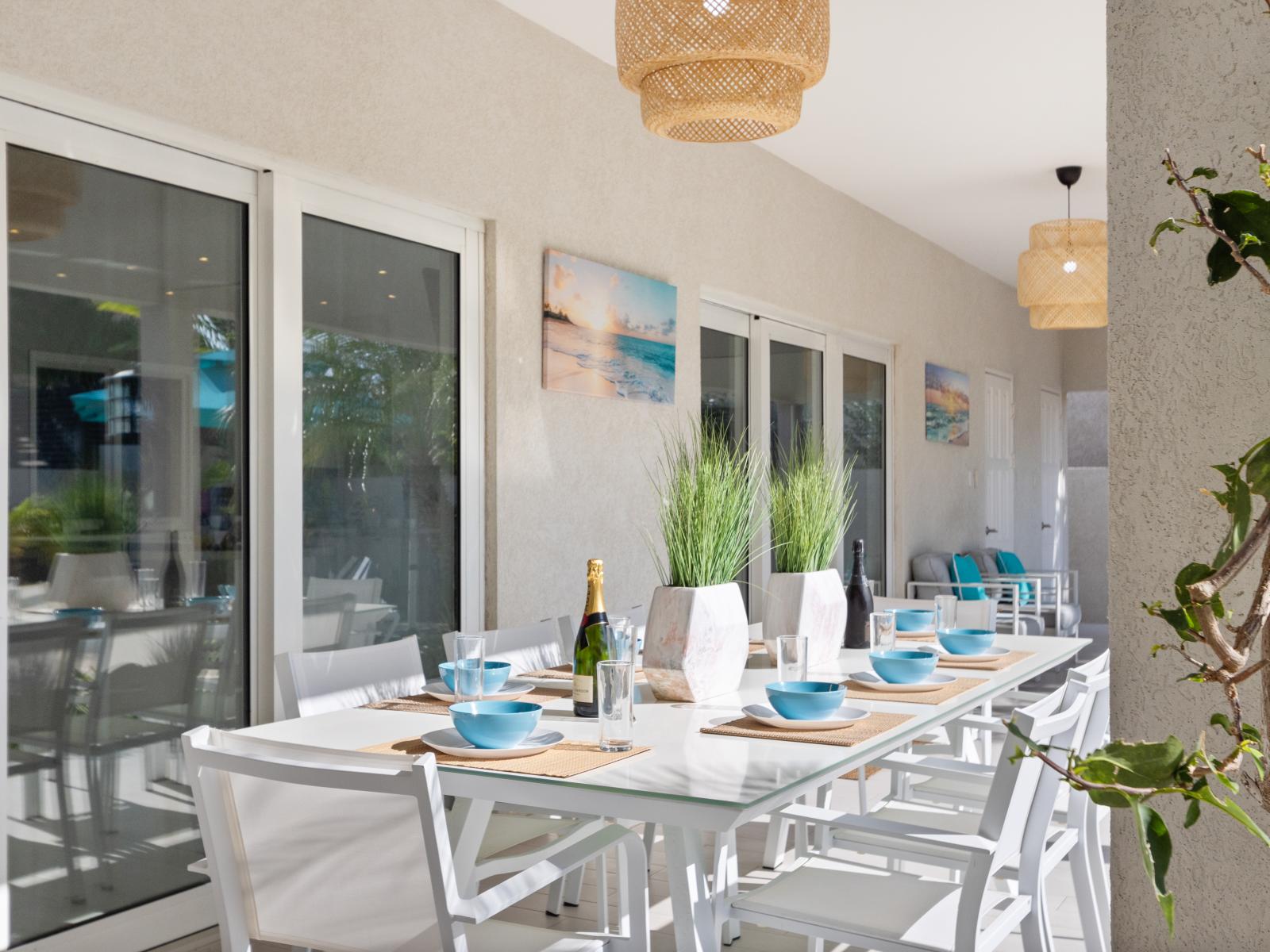 Elite outdoor dinning area of the villa in Noord Aruba - Beautiful 10 persons dinning - Majestically decored space with refreshing Atmosphere - Superbly sunbathed space with umbrella shade - Outstanding pool facing dinning area - Beautiful view