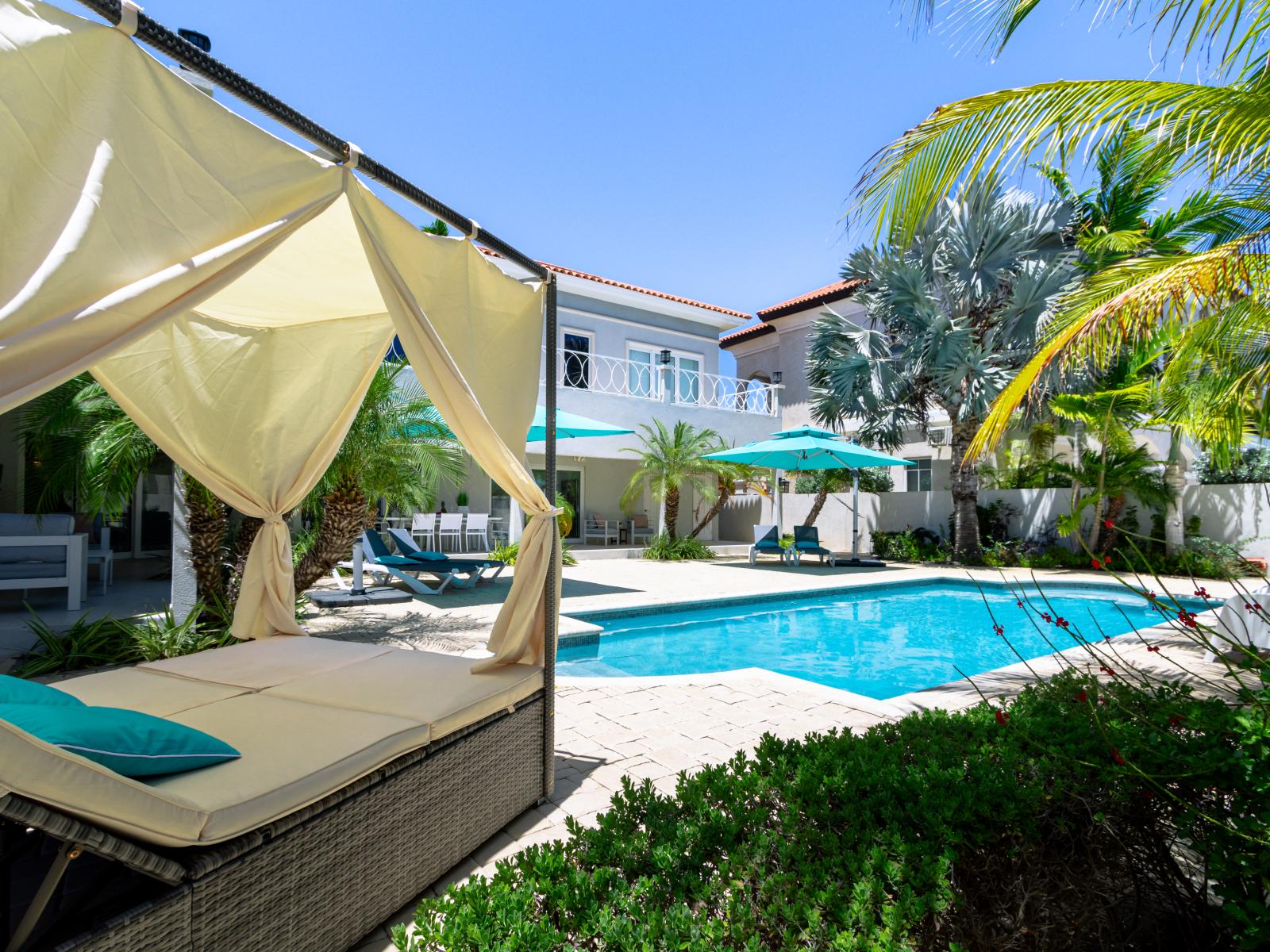 Fabulous Outdoor sitting area of the villa in Aruba - Cosy bed to relax - Beautiful pool facing relaxing space with bed - Elite sitting in soul enhancing environment  - Mesmerizing pool views - Majestic decored space - Refreshing Environment