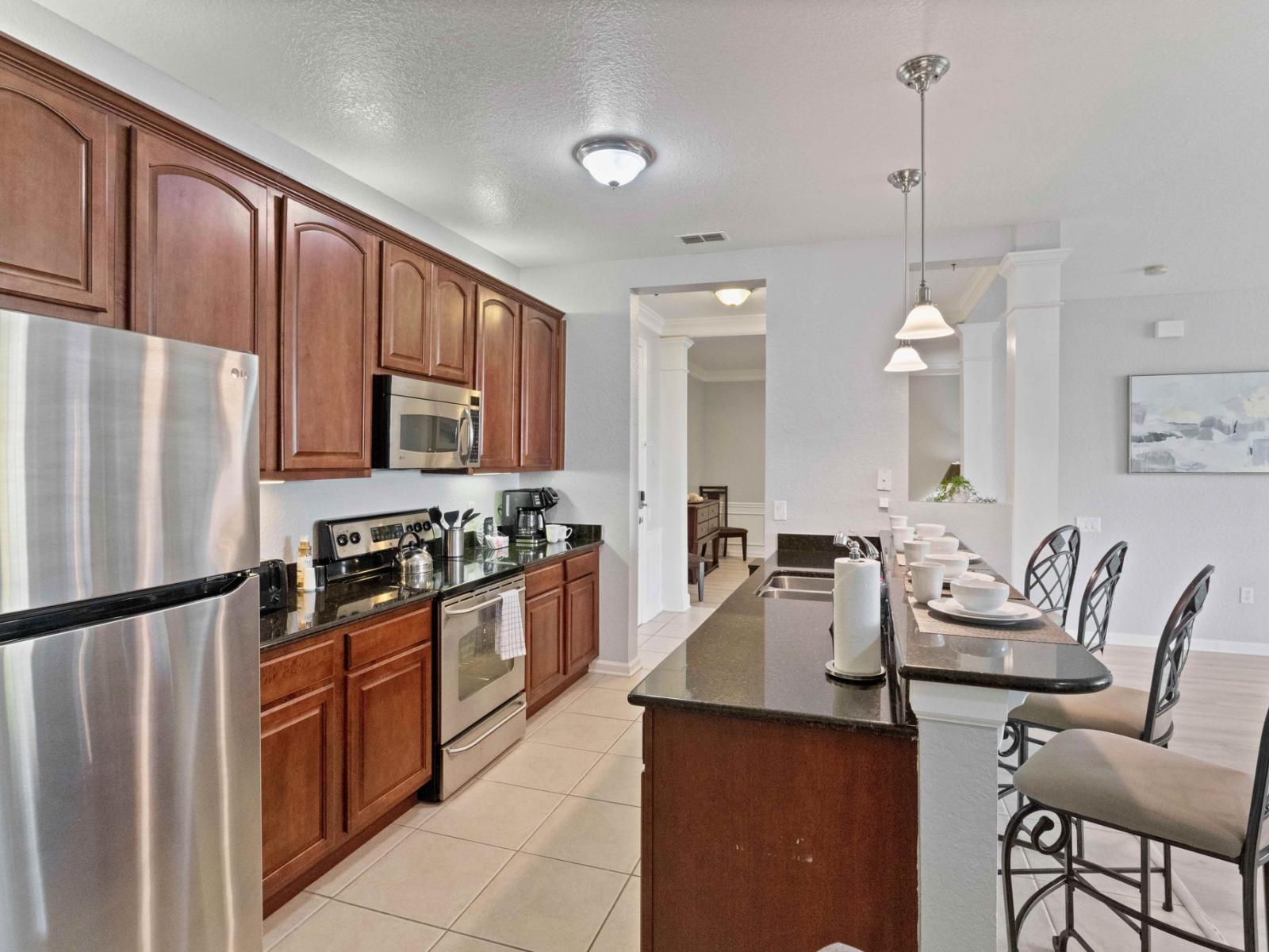 Gloriously designed kitchen of the condo in Orlando - Breakfast bar with high chairs - Where you can quickly grab a snack or drink your coffee and tea - Contemporary design with plenty of storage space - Elegant lighting