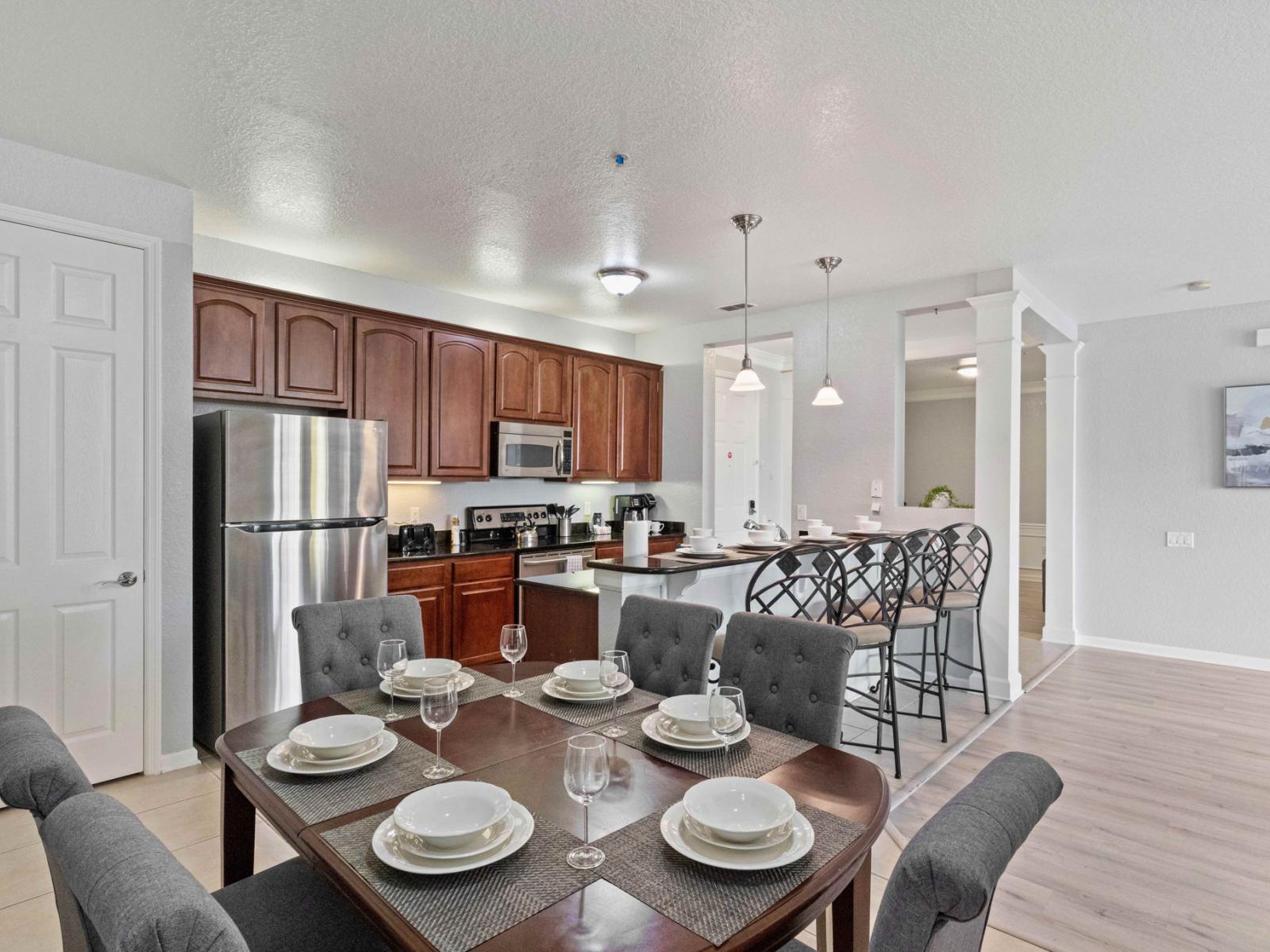 Luxury dining area of the condo in Orlando - Beautiful 6 persons dining table  - Majestically decored space with sufficient lighting - Sleek dining table and comfortable chairs - Stunningly wooden furnished floor