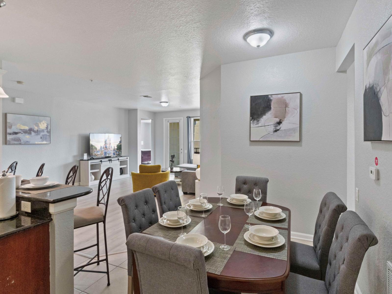 Amazing Dinning area of the condo in Orlando - Boasting stunning 6 persons dinning table with cozy chairs - Majestically decored with aesthetic wall paintings - gather around and enjoy meals with your loved ones