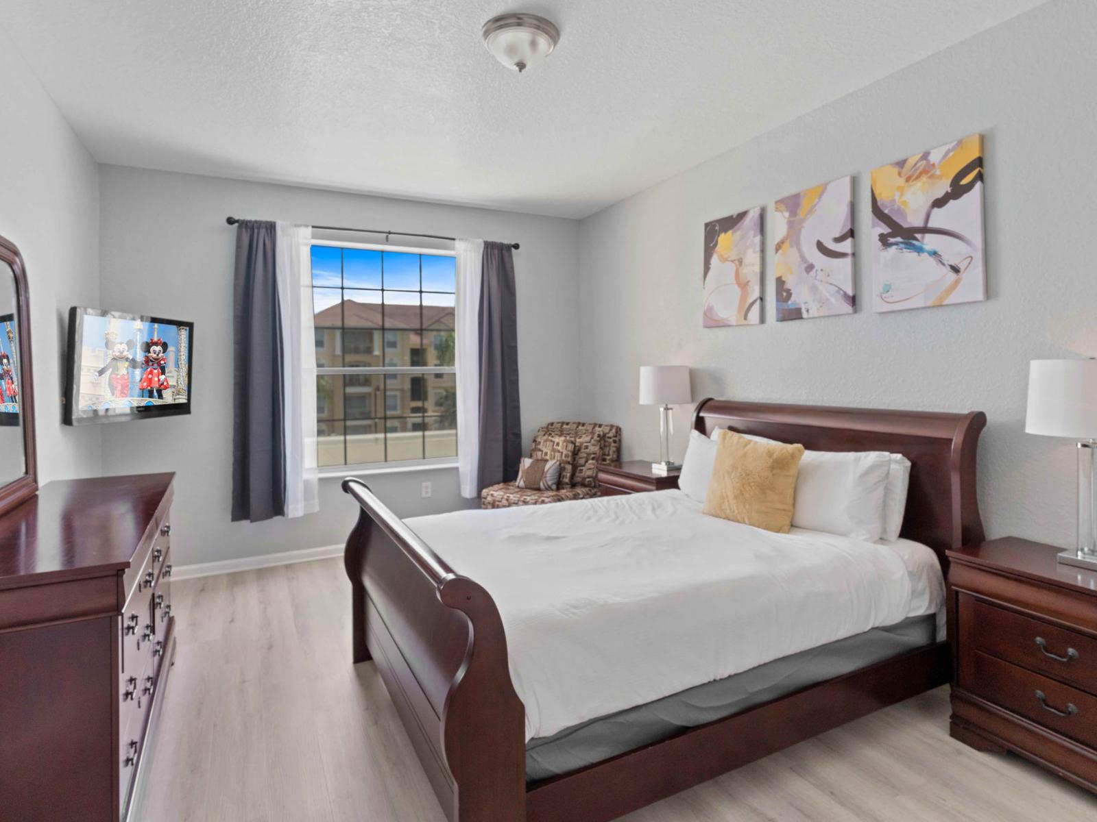 Sophisticated bedroom of the condo in Orlando - Indulge in the elegance of this retreat - Featuring a plush bed for a cozy and stylish getaway - Smart TV and Netflix - Elegant decor