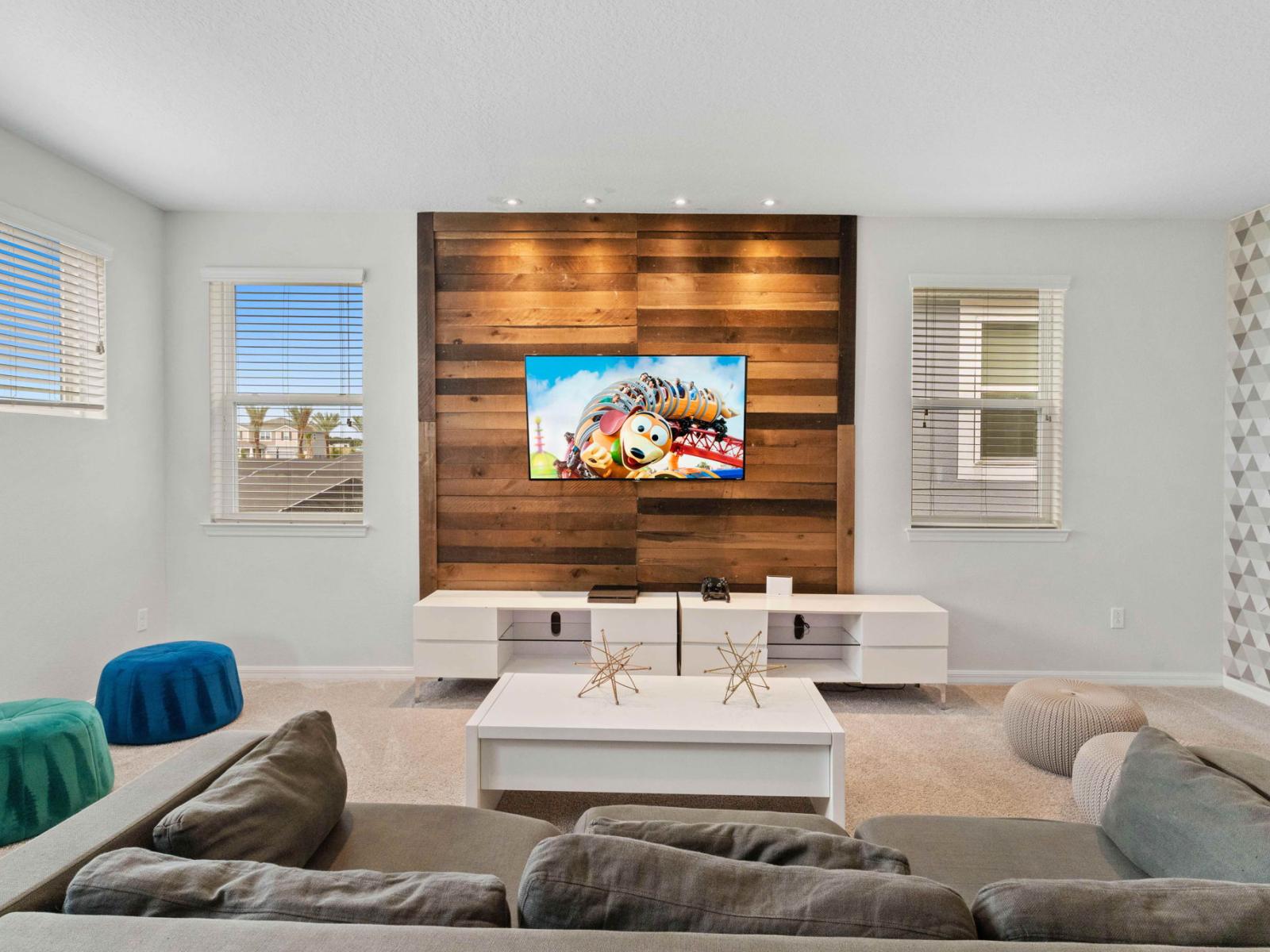 Cozy loft area of the home in Kissimmee Florida - Immerse yourself in the comfort of spacious loft area - Smart TV and Netflix - Customized decor reflecting a sophisticated design sensibility - Plush seating for stylish gathering