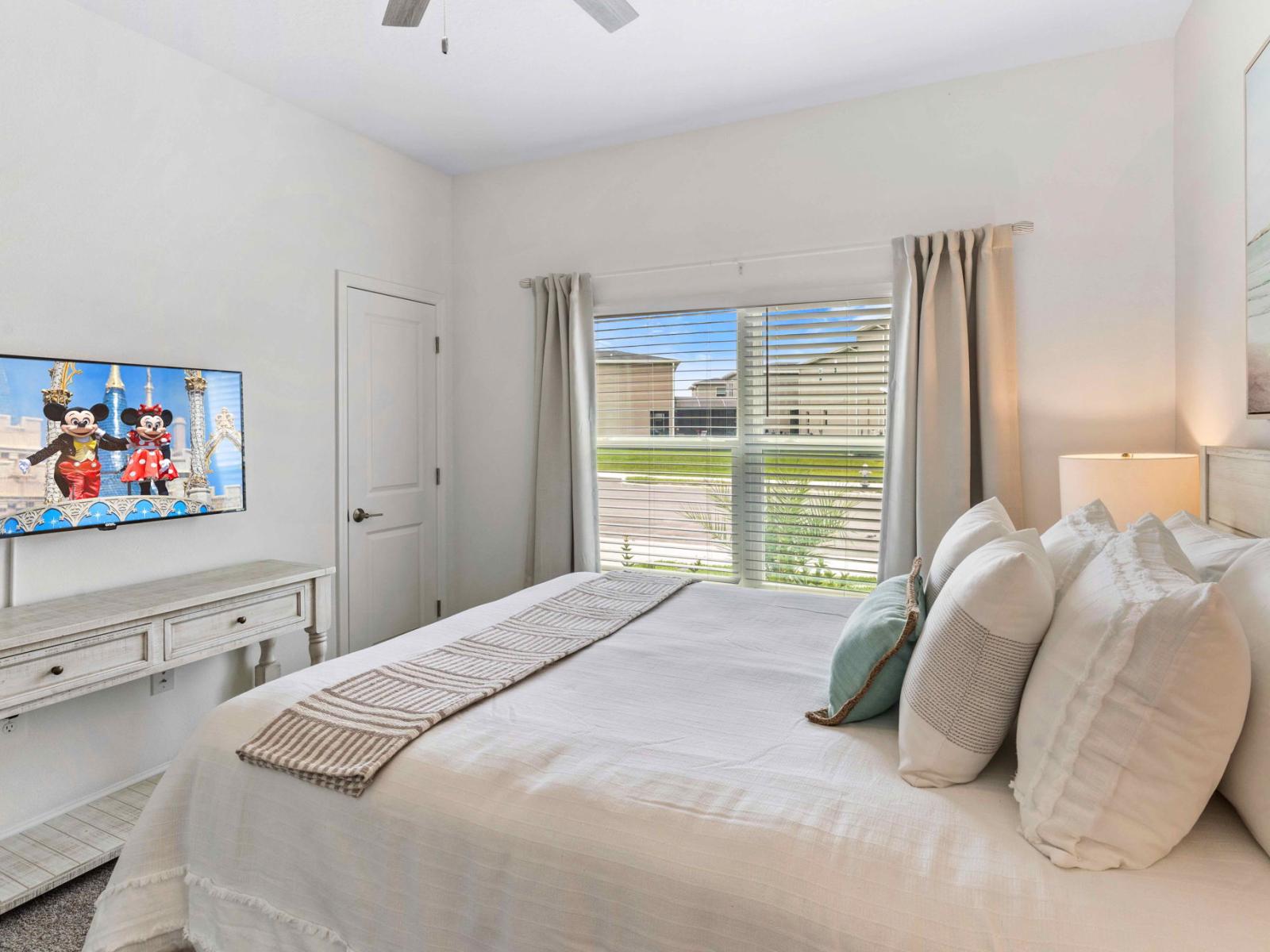 Bright bedroom of the townhouse in Kissimmee Florida - Well-appointed bedroom with neutral tones for a calming atmosphere - Smart TV for entertainment - Bedroom with a cozy ambiance, blending comfort and aesthetics