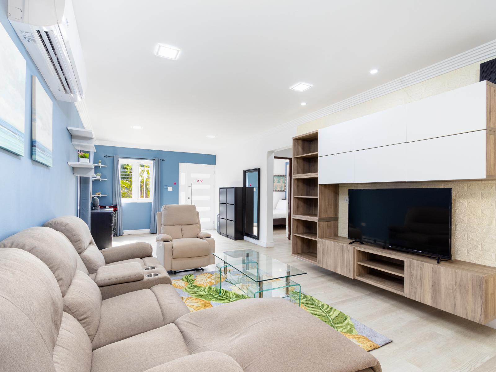 Alluring Living Area of the 3BR House in Oranjestad Aruba - Smart use of space with multifunctional furniture for a beautiful environment -  Thoughtful mix of textures, from plush rugs to tasteful Furnish - Smart TV and Netflix - Comfy Sofas