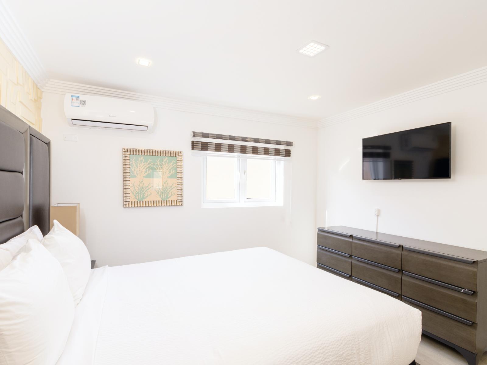 Graceful Bedroom of the 3BR House in Oranjestad Aruba - Modern and stylish space - High-quality linens and fabrics for a sumptuous feel - Smart TV and Netflix - Smart use of space with efficient storage solutions