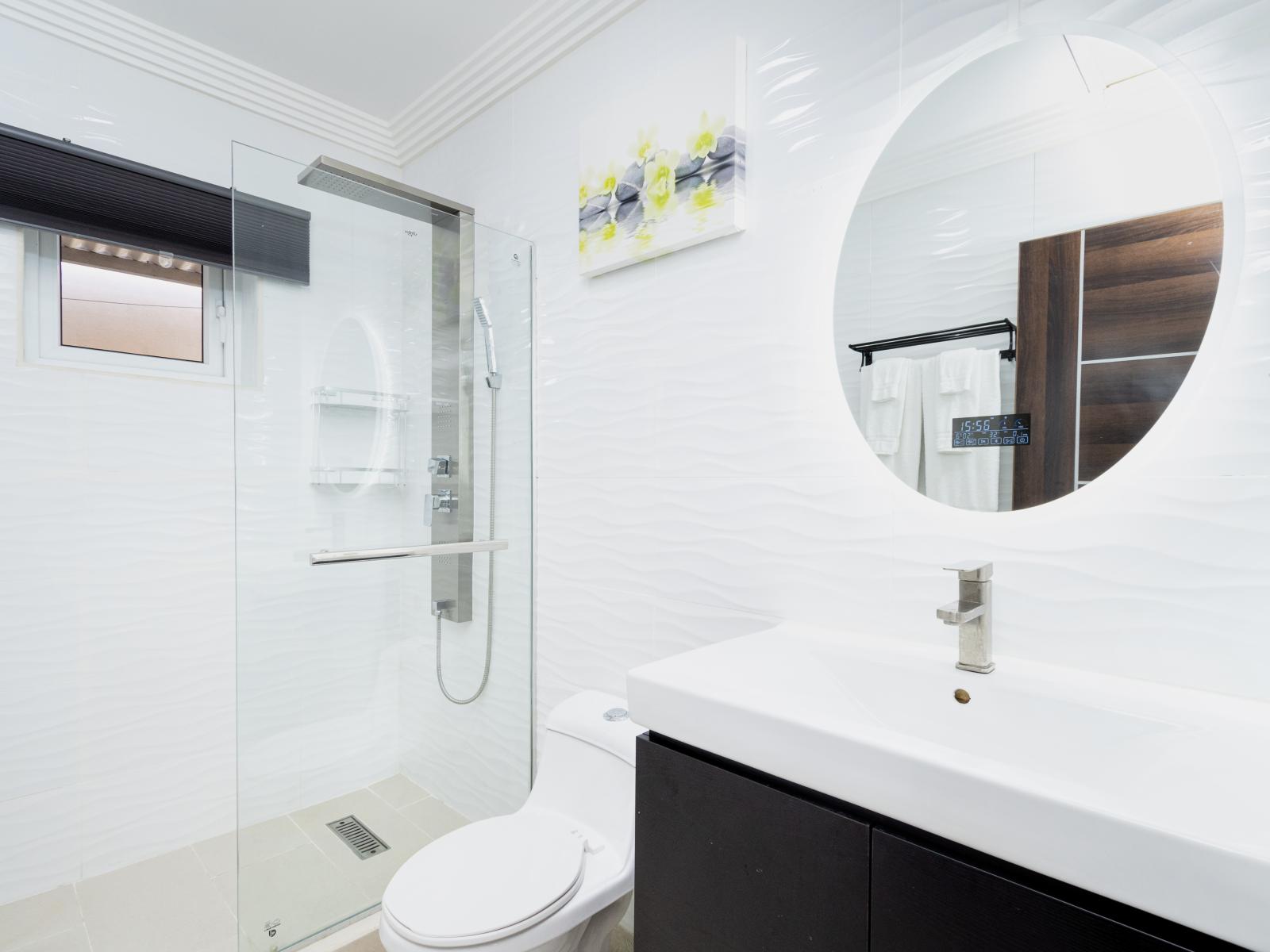 Elevated bathroom of the 3BR House in Oranjestad Aruba - Chic design featuring a sleek vanity and upscale lighting - Sophisticated color palette creating a serene ambiance