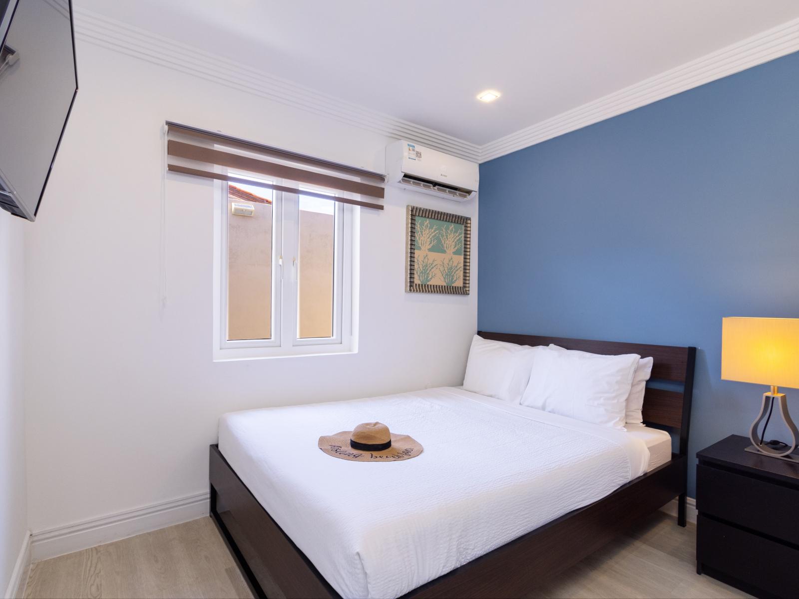 Spacious bedroom of the 3BR House in Oranjestad Aruba - Comfy Double bed - Elegantly designed room - Elegant table lamps - Neat and clean linen - Smart TV and Netflix