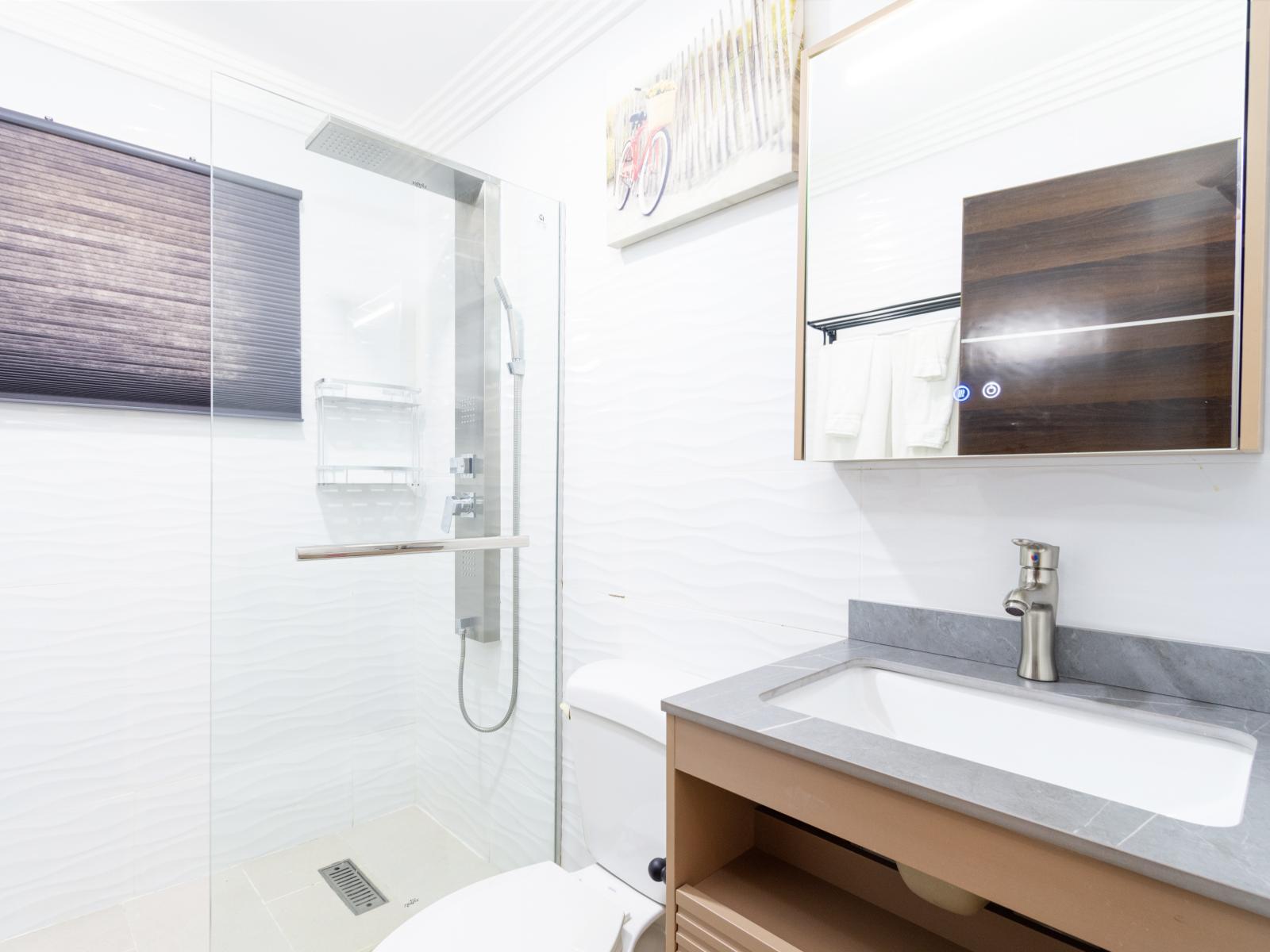 Exclusive Bathroom of the 3BR House in Aruba - Neat and clean toilet seat - Availability of all bathroom amenities - Beautiful large vanity with large size mirror  - Elegant lighting