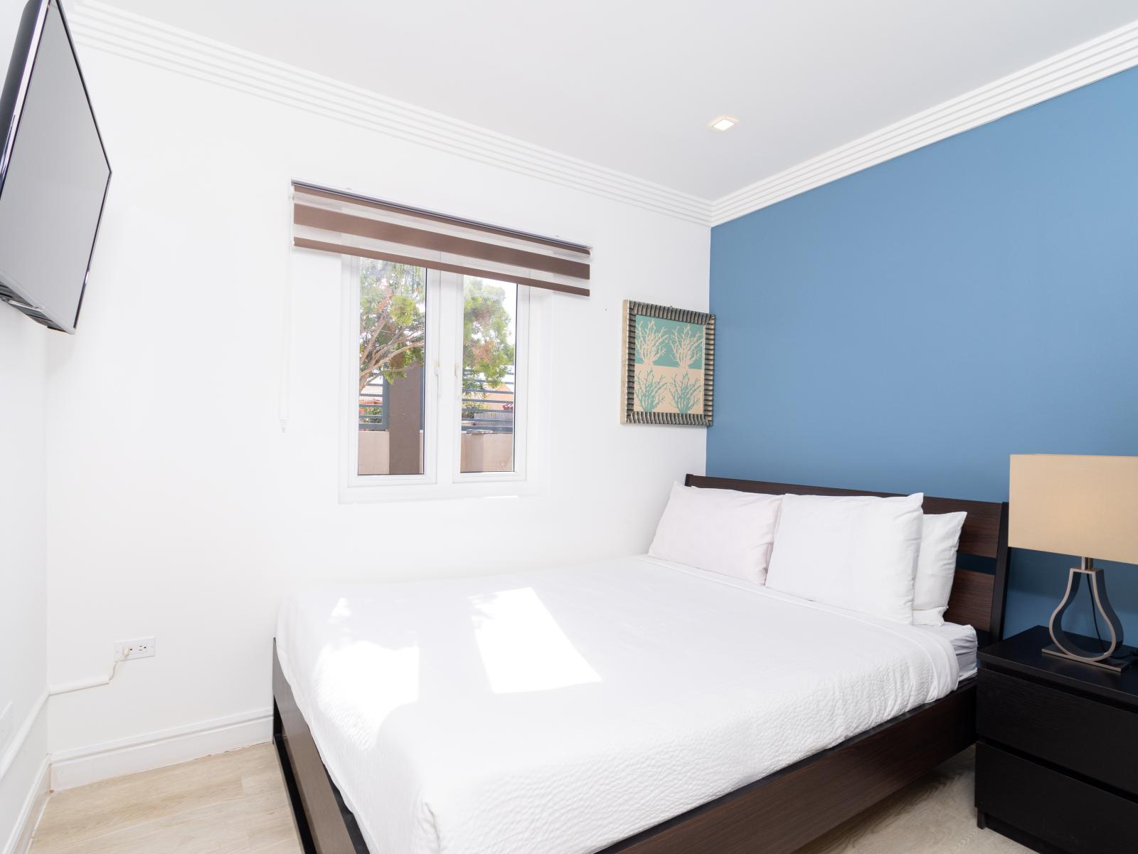 Imposing Bedroom in Oranjestad Aruba - Smart TV and Netflix - Queen Size Bed - Cozy retreat with a plush bed, perfect for relaxation