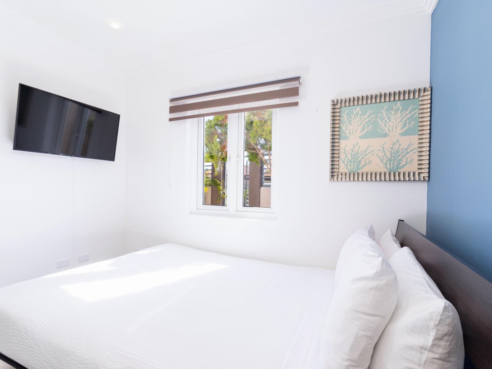 Fanciful Bedroom of the 3BR House in Oranjestad Aruba - Cozy retreat with a plush bed, perfect for relaxation - Smart use of space with efficient storage solutions - Smart TV and Netflix - Luxurious bedding for a restful night's sleep