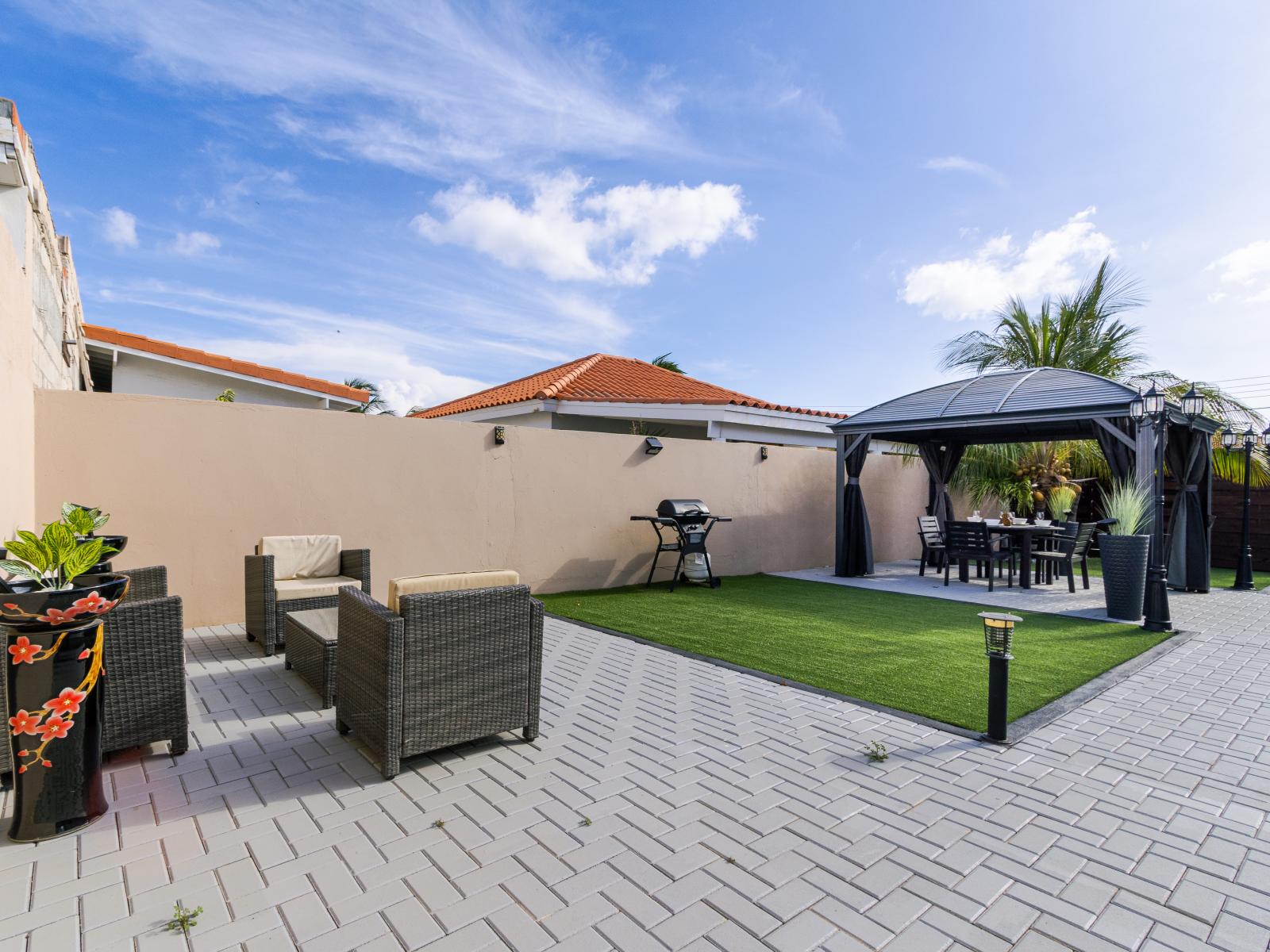 Outdoor Seating Area of the 3BR House in Oranjestad Aruba - Extends living space for outdoor enjoyment - Lounge in tranquility - Shaded seating for sensitive guests