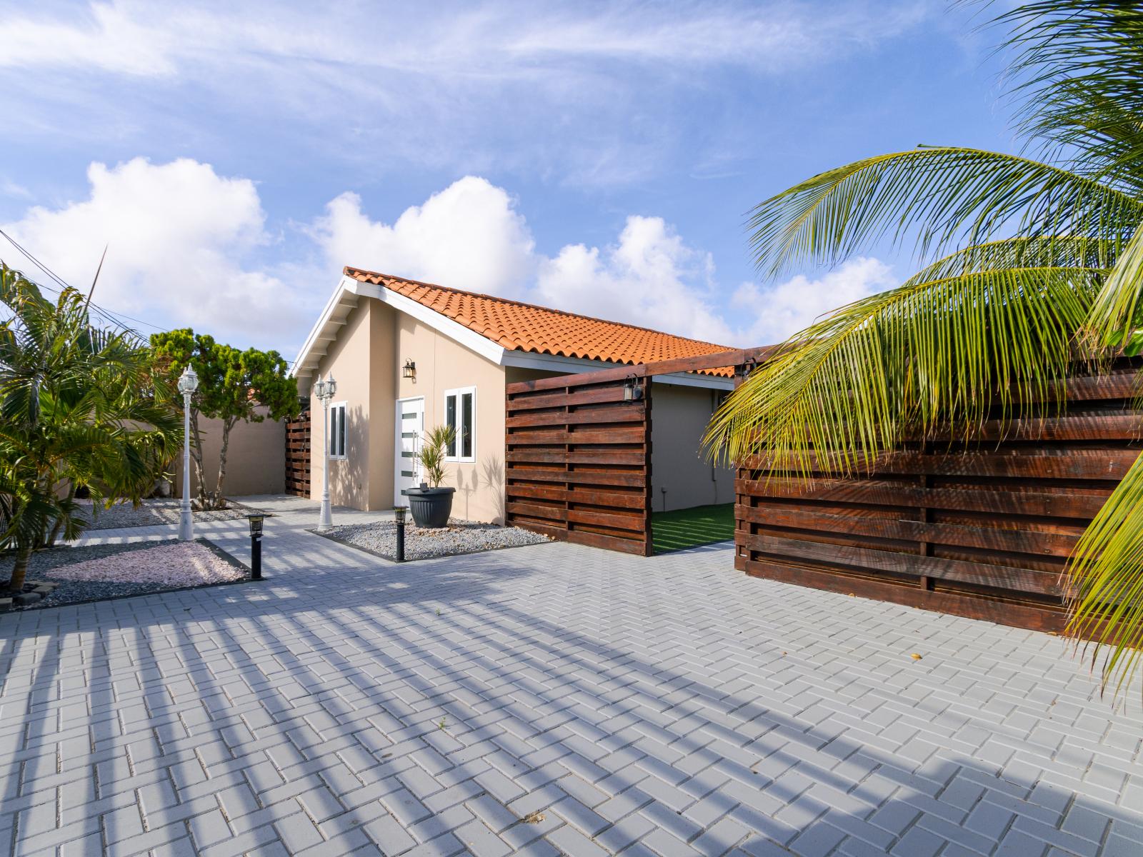 Picturesque parking area of the 3BR House in Oranjestad Aruba - Charming atmosphere reminiscent - Elegantly blending tradition and modernity in its design - Peaceful Neighbourhood