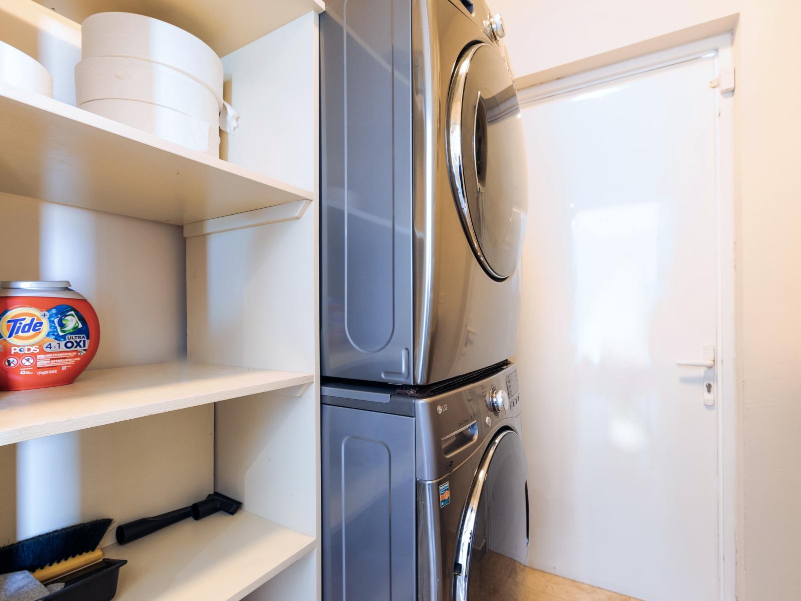 Laundry Made Easy: Our Convenient Laundry Room Comes Complete with Washer & Dryer for Effortless Cleaning! 🧺🚿