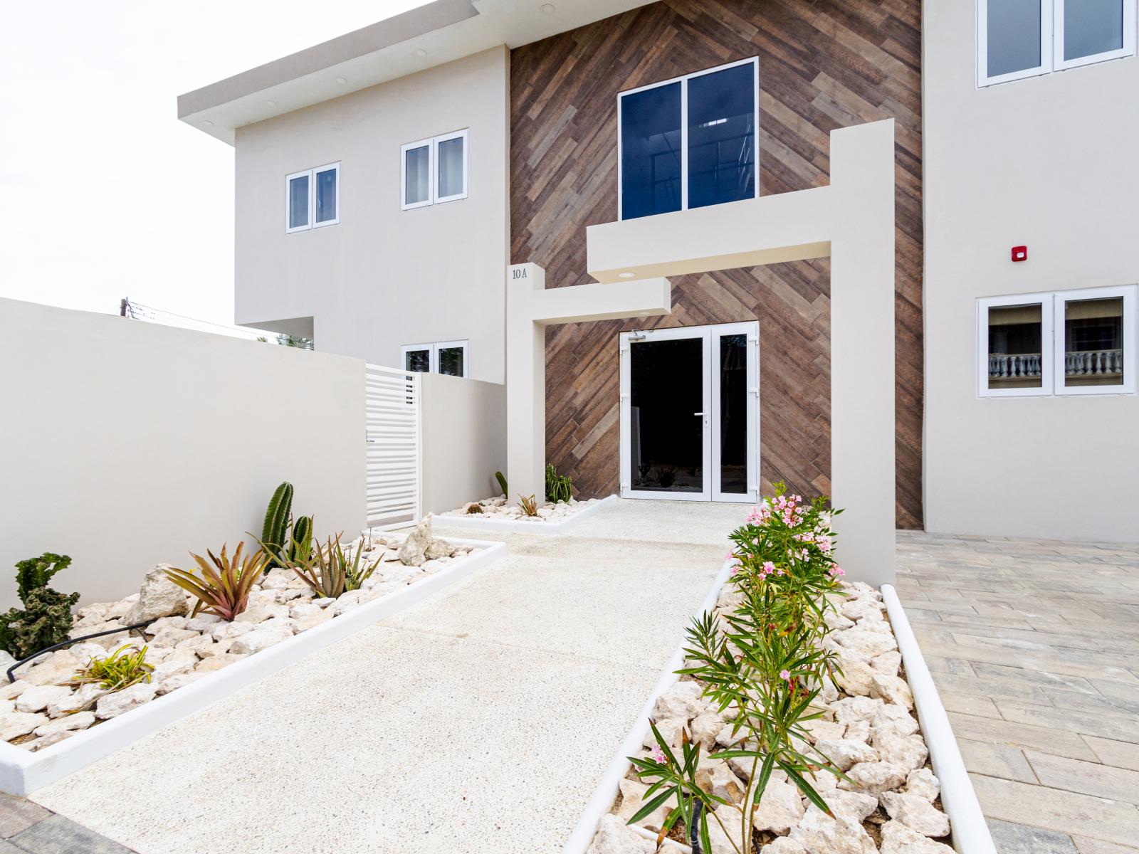 Beautiful Entrance to the 2-BR Condo in Noord Aruba - Breathe fresh air with our thoughtfully placed green companions - Peaceful Neighbourhood