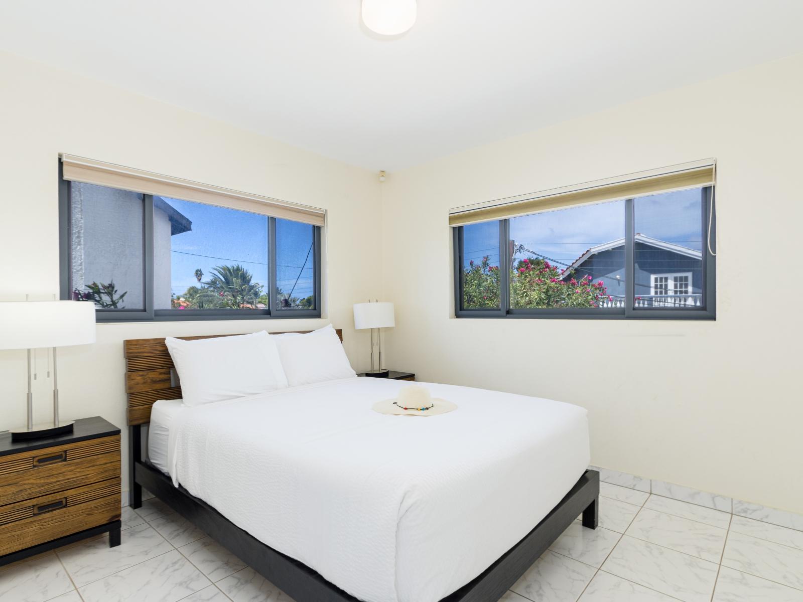 Cozy Bedroom of the Villa in Noord Aruba - Queen size bed - Windows for sunlight to shine through - Black out curtains to get a good nights rest - Relaxing Ambiance