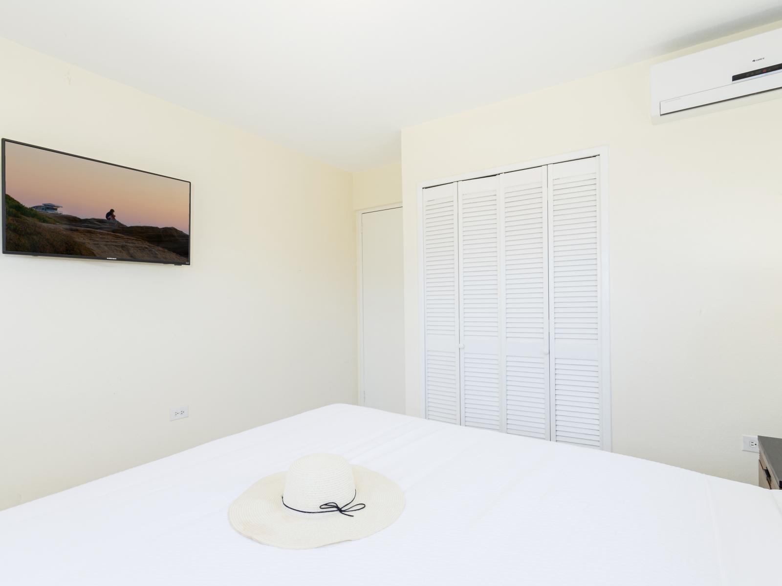 Modern bedroom of the Villa in Aruba near beach - Smart TV and Netflix - Well-appointed bedroom with neutral tones for a calming atmosphere - King size comfy bed