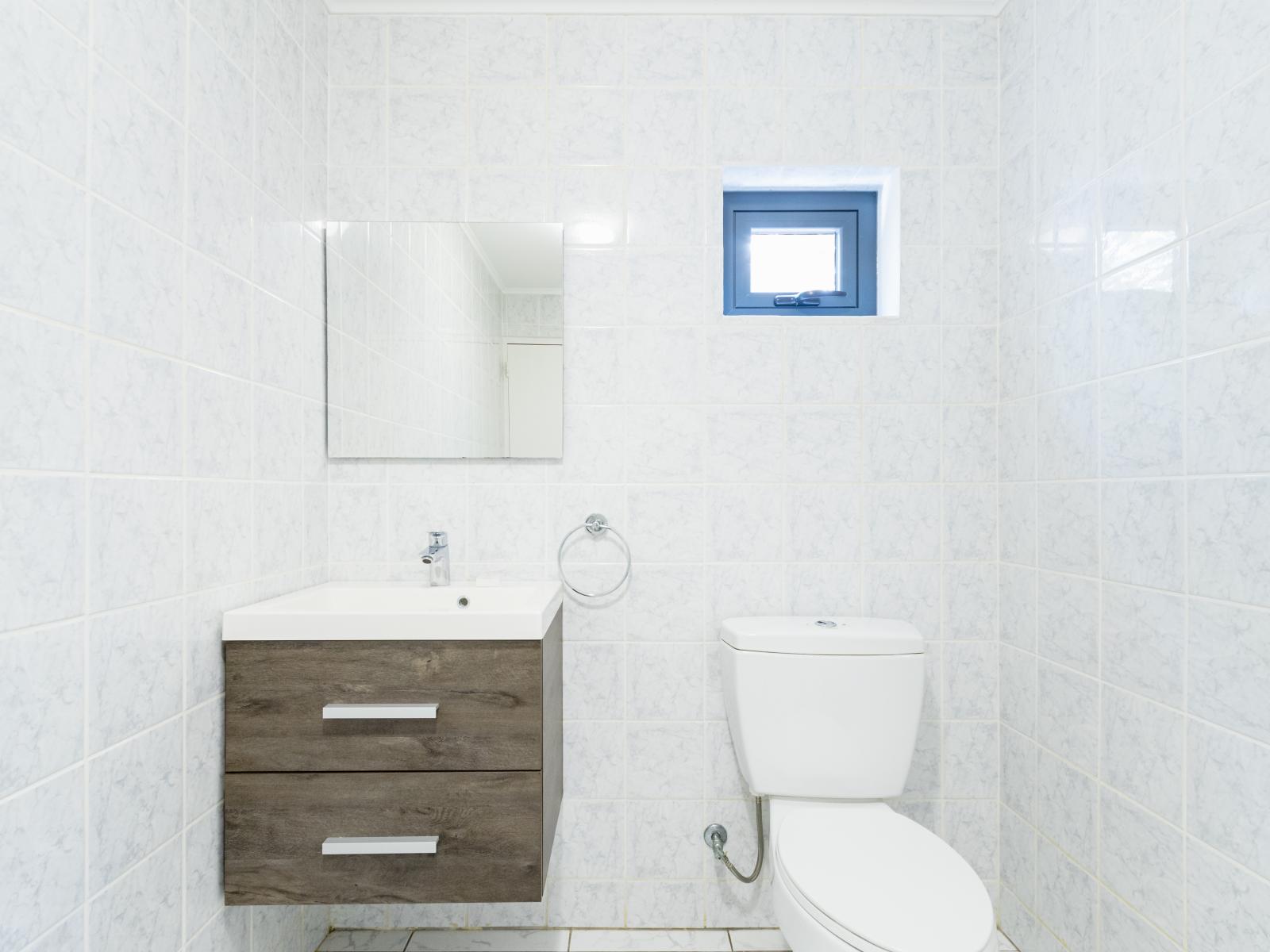 Lavish Bathroom of the Villa in Noord Aruba - Neat and Clean - Spacious layout offering a sense of luxury and comfort - Polished Vanity with Large Mirror