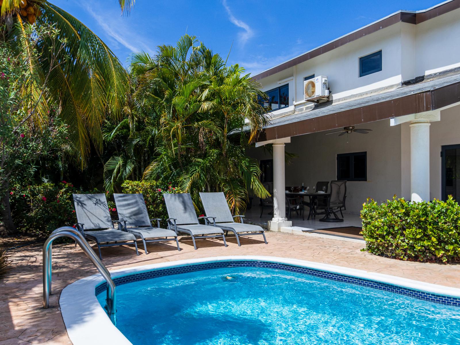 Luxury pool area of the Villa in Noord Aruba - Lush and refreshing environment - Cozy beach chairs available - Beautifully sunbathed space makes the soul peaceful - Experience the comfort at the best