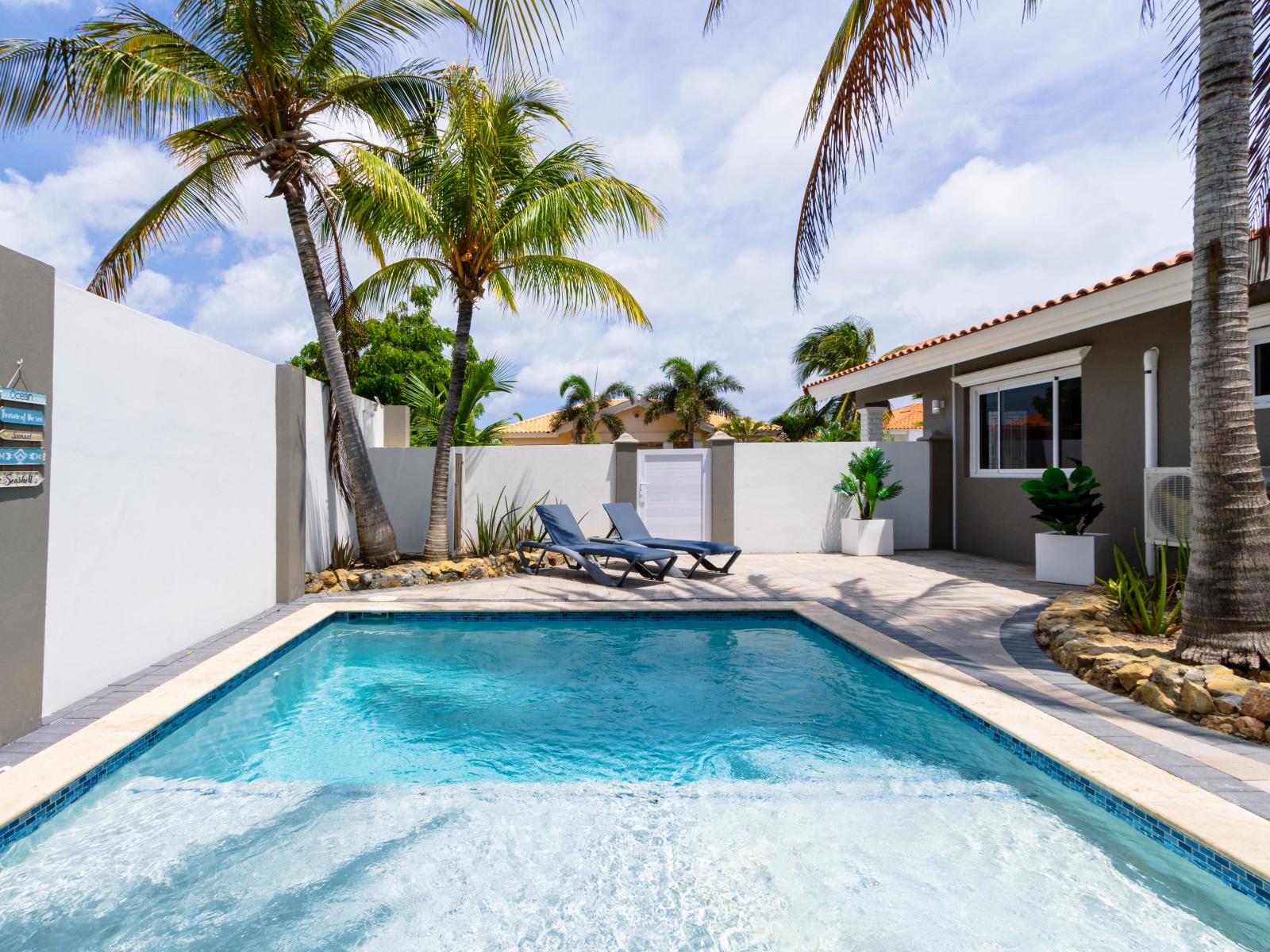 Resplendent Resort in Noord Aruba - Lavish Swimming Pool - Experience ultimate relaxation in our poolside paradise - Discover bliss by the pool in our serene setting - Inviting pool area for a perfect getaway - Surrounded by tropical Trees