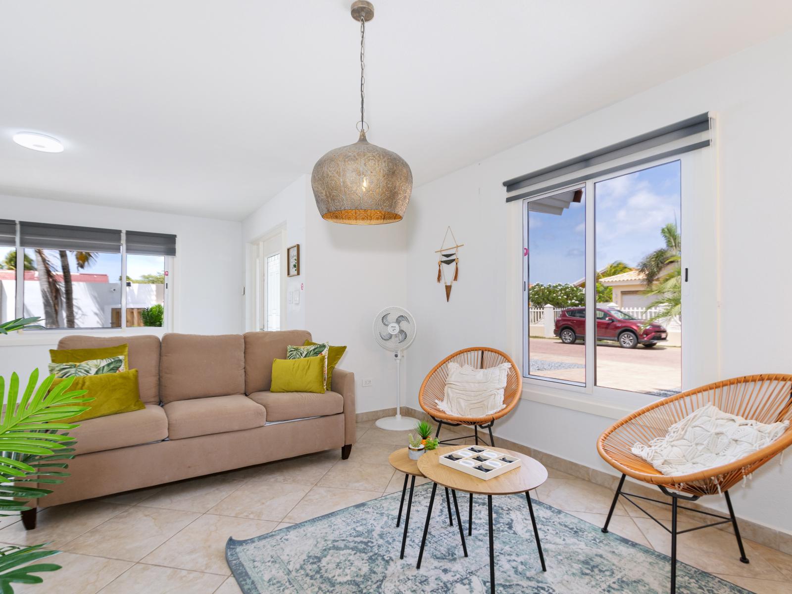 Spacious Living Area of the 3BR house in Noord Aruba - Elegantly decorated space with a neutral color palette for a timeless appeal - Stylish furniture arrangement providing comfort and a cohesive look - Comfy seating Arrangements