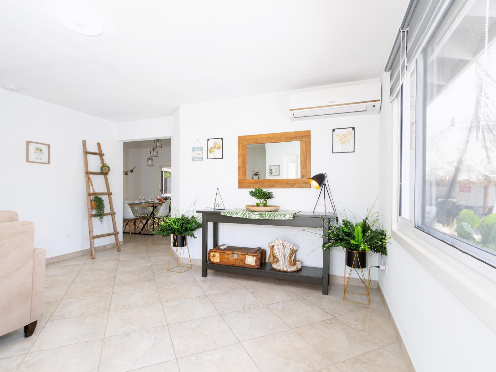 Beautifully decorated Foyer of the 3BR house in Noord Aruba - Clean Space - Artfully arranged plants introduce freshness and visual interest - Customized decor reflecting a sophisticated design sensibility