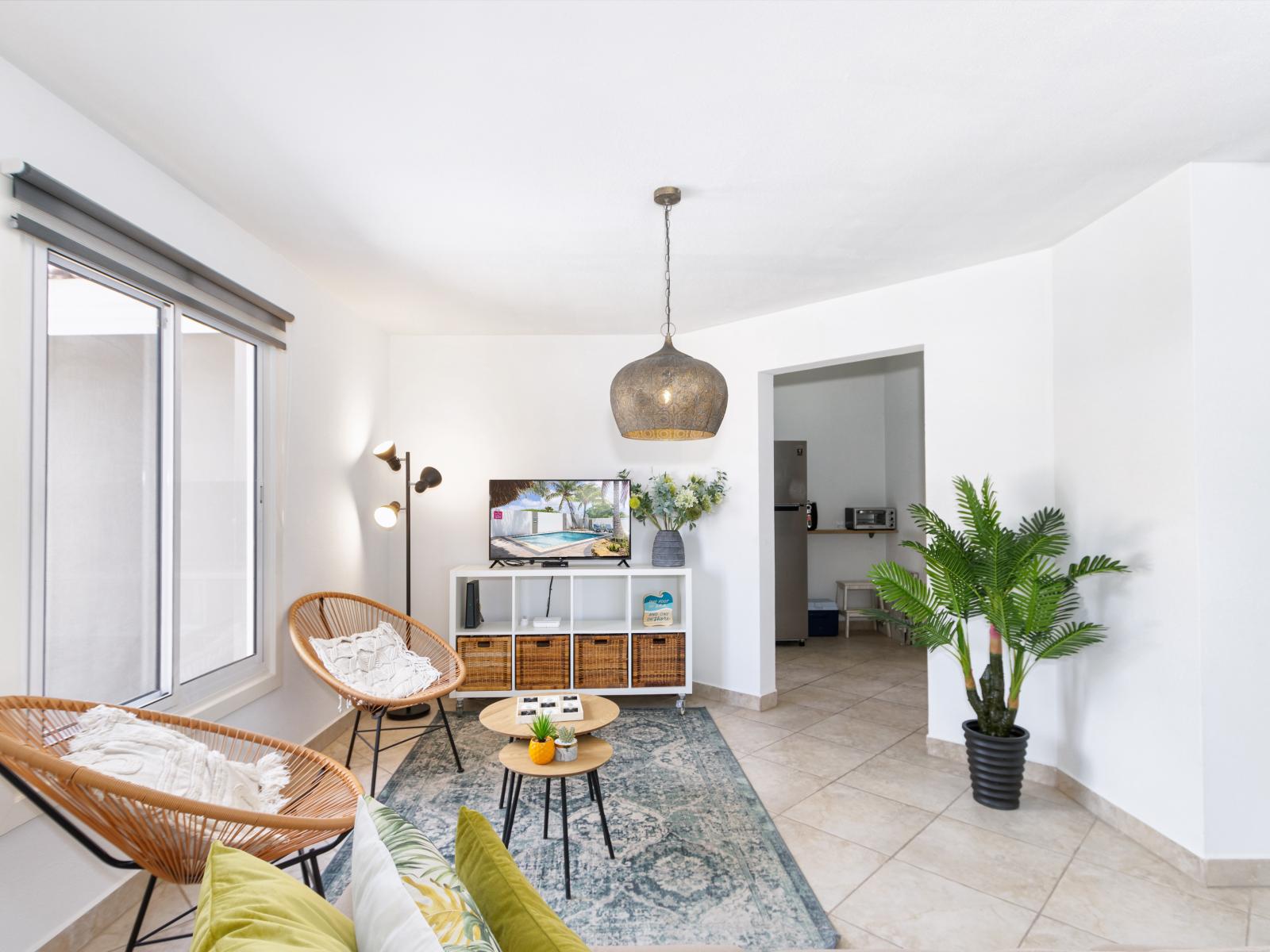 Living Area of the 3BR house in Noord Aruba - Smart TV and Netflix - Artfully arranged plants for a touch of nature - Natural light floods the room, enhancing its warmth and inviting atmosphere