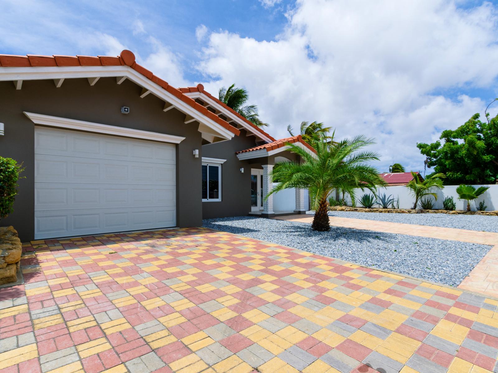 Private parking Area of the 3BR house in Noord Aruba - Peaceful environment - Elegantly blending tradition and modernity in its design