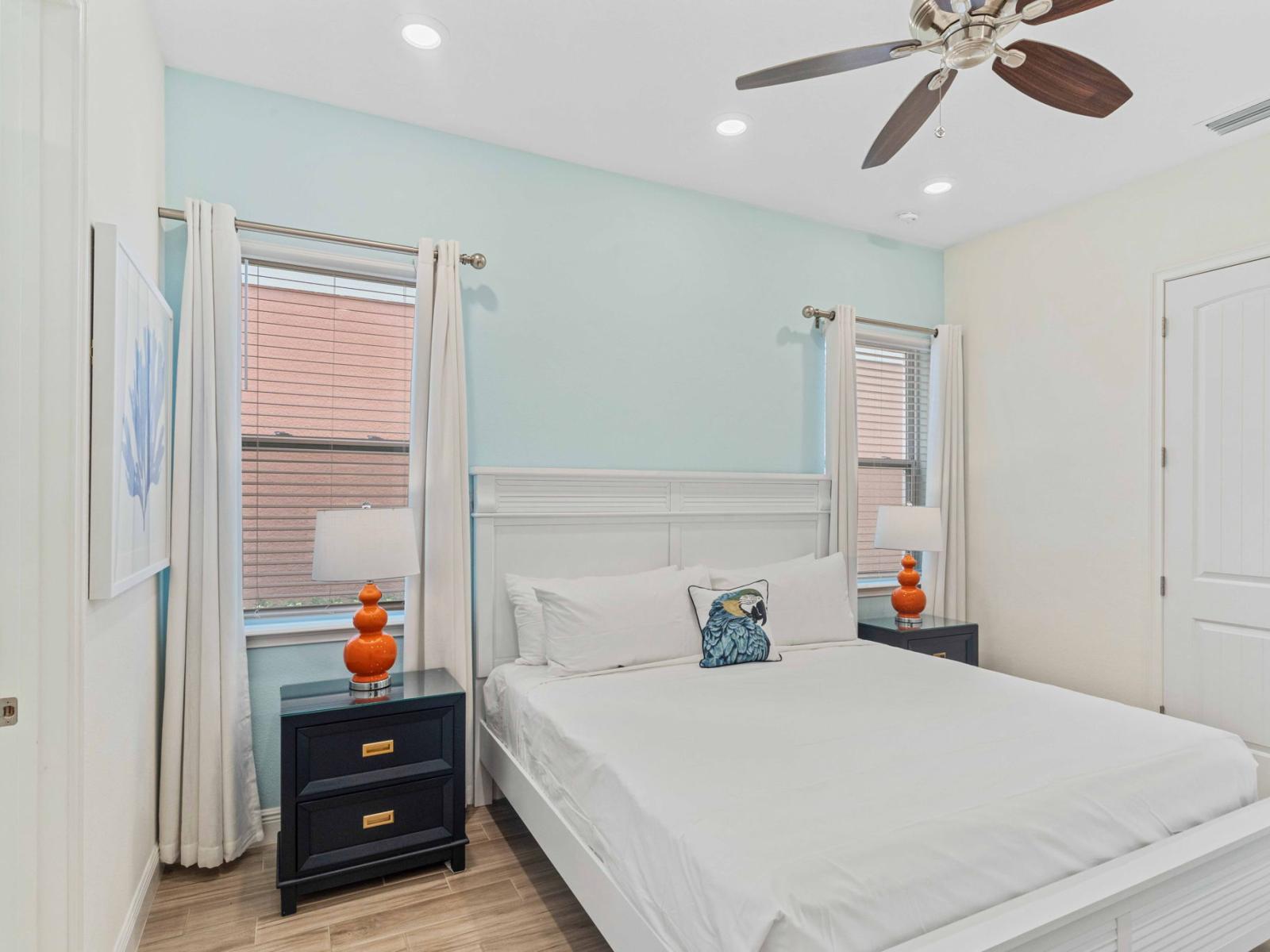 Impressive bedroom of the townhouse in Reunion Florida - Cozy double bed - Well-appointed bedroom with neutral tones for a calming atmosphere - Luxurious bedding for a restful night's sleep