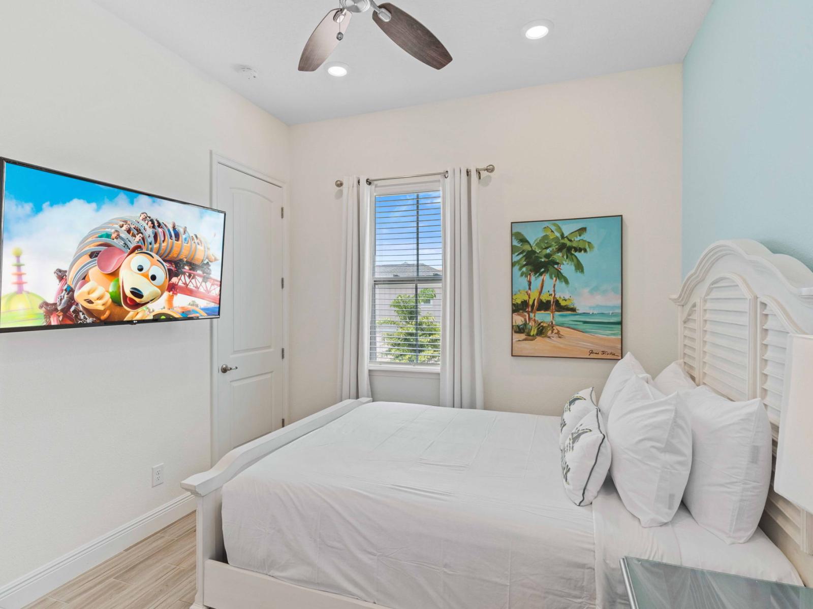 Chic bedroom of the townhouse in Reunion Florida - Smart TV and Netflix - Bedroom with a cozy ambiance, blending comfort and aesthetics - Tranquil bedroom retreat for restful nights - Well-appointed neutral tones for a calming atmosphere