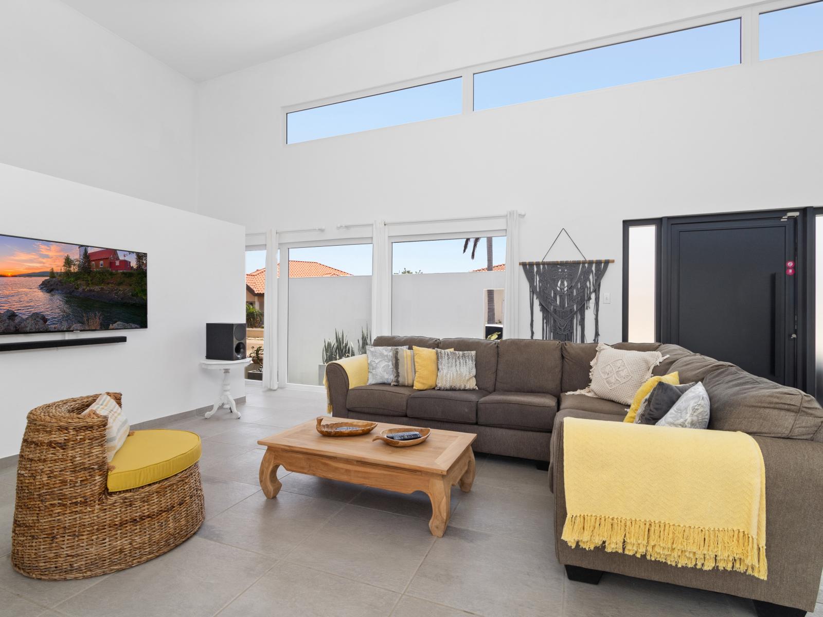 Spacious living Area of the home in Noord Aruba - Entertainment meets relaxation in living Area - Every moment is a perfect blend of comfort and leisure - Smart TV and Netflix