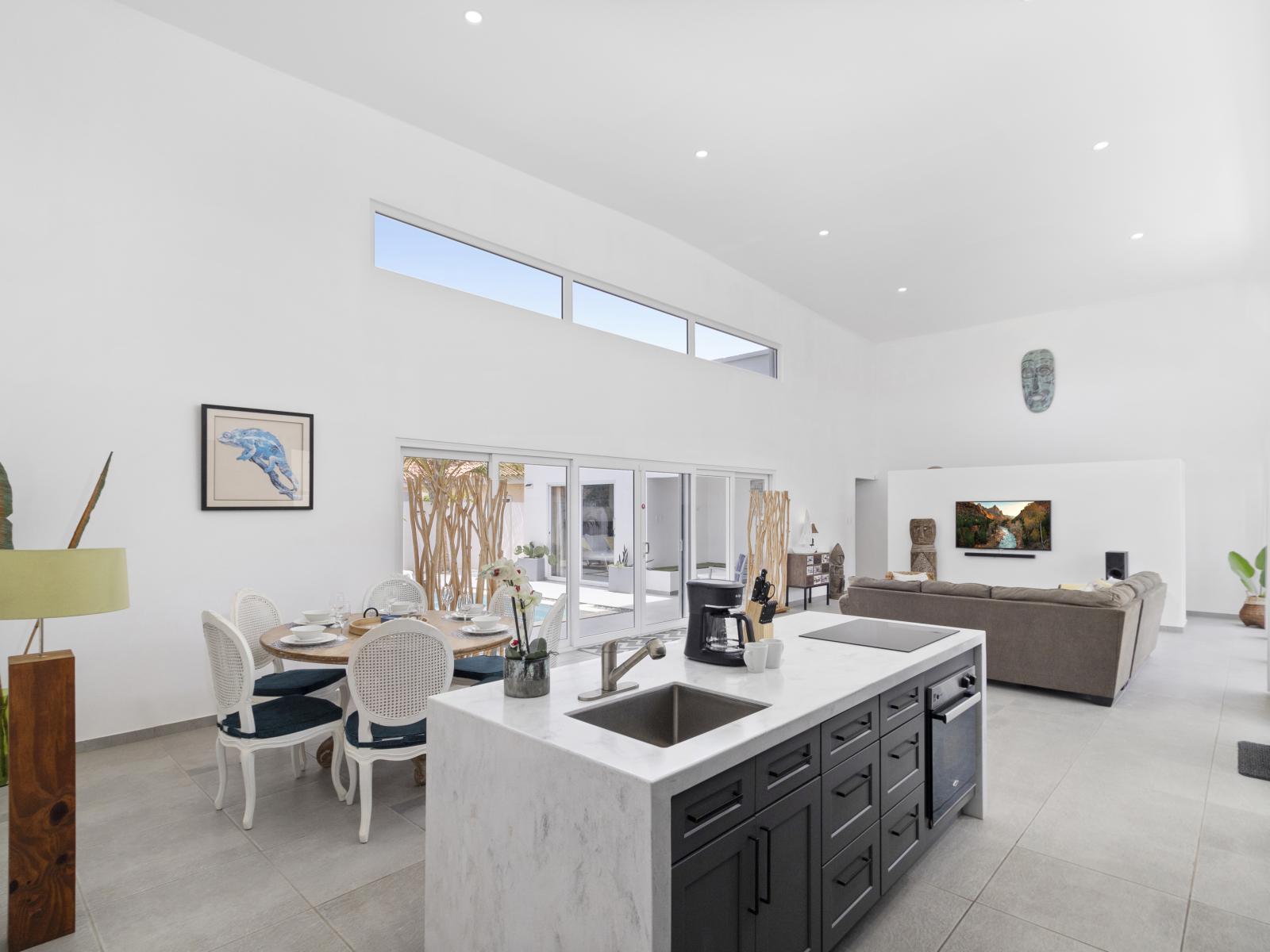 Spacious home in Noord Aruba  - Open layout seamlessly connecting the dining area to the kitchen and living room - Beautiful living area with an open layout, creating a sense of spaciousness - Stylish furniture arrangement providing comfort