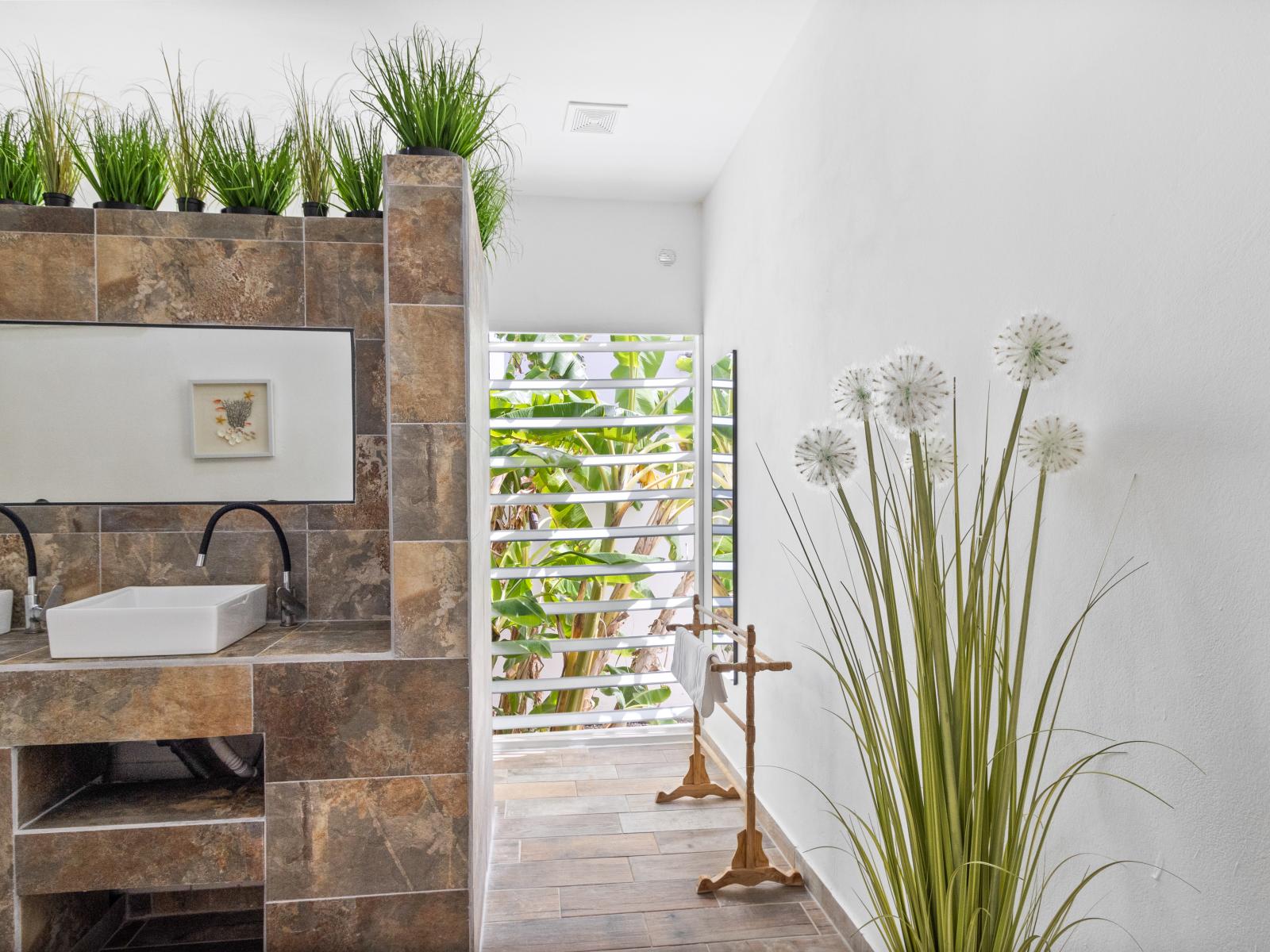 Chic Bathroom if the home in Noord Aruba - Bathing in nature's embrace - Bathroom adorned with beautiful greenery - Elegant bathroom with luxurious fixtures and finishes