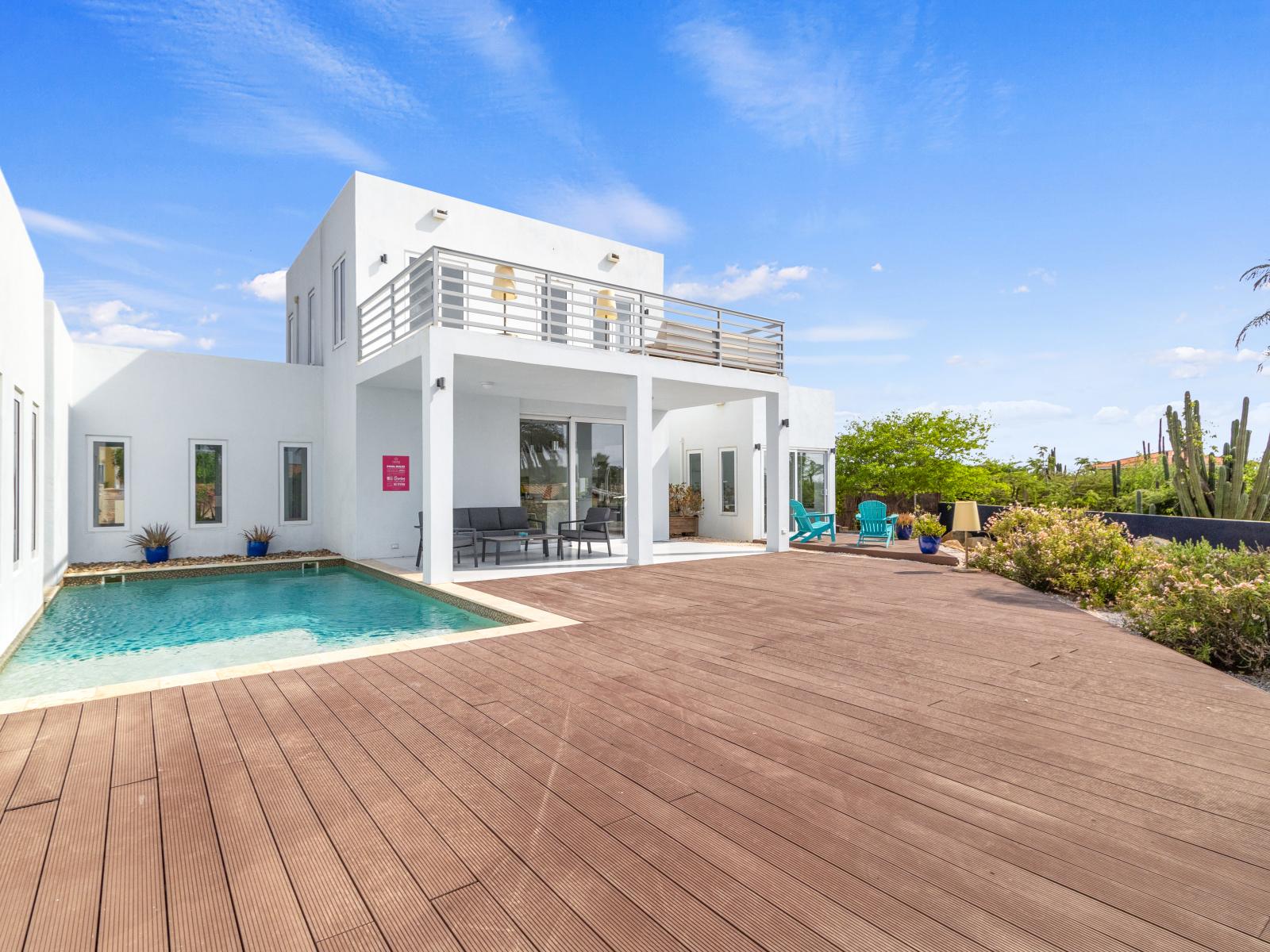 Charming pool of the vacation home in Santa Cruz Aruba - Bask in sun-kissed luxury near the water - Enjoy leisurely moments in our inviting pool area - Unwind with a dip in our chic and stylish pool area