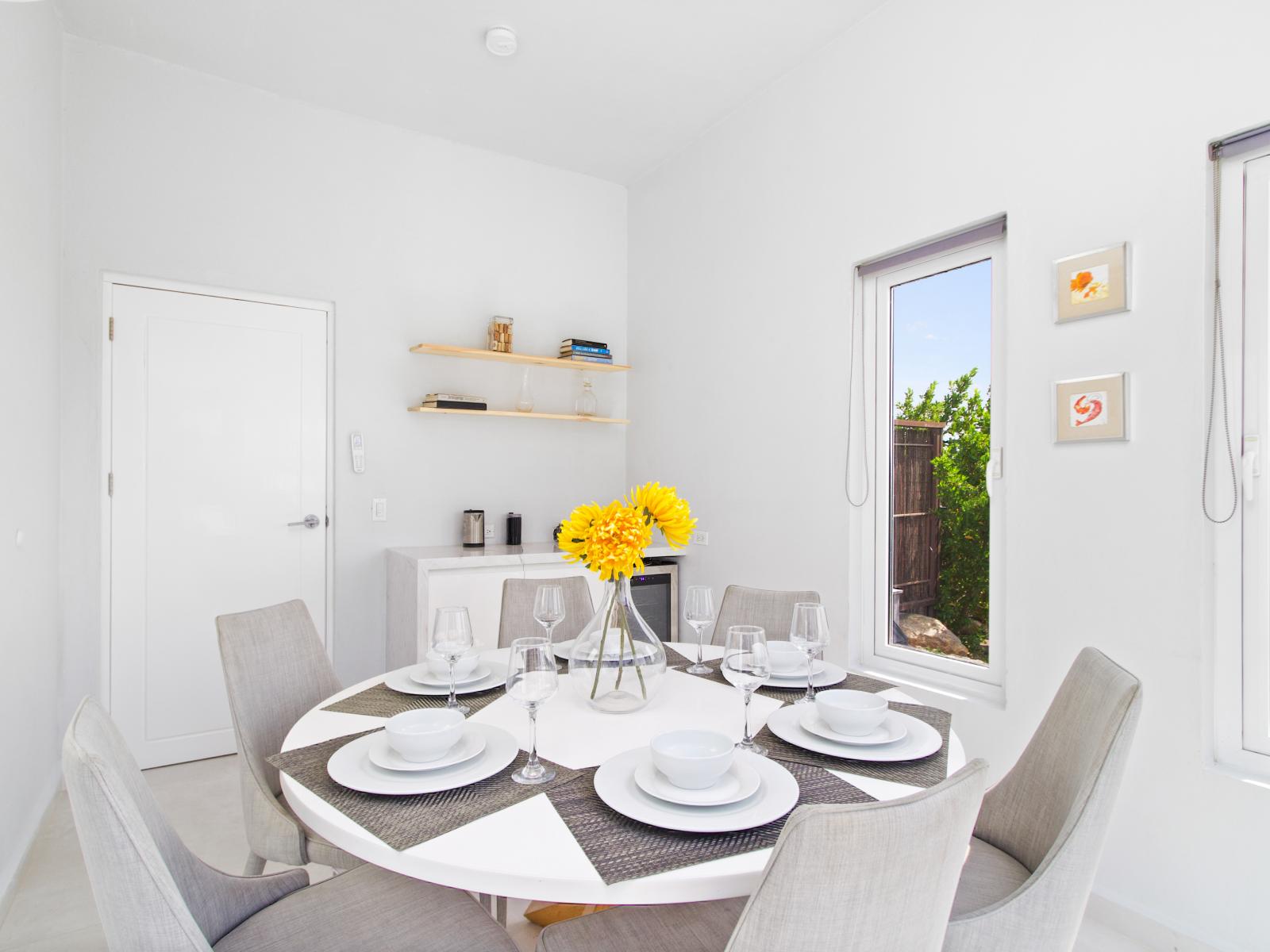 Resplendent Dining Area of the vacation home in Santa Cruz Aruba - Chic dining area featuring a stylish table and seating - Artfully arranged table settings for a touch of elegance - Customized decor reflecting a sophisticated design sensibility