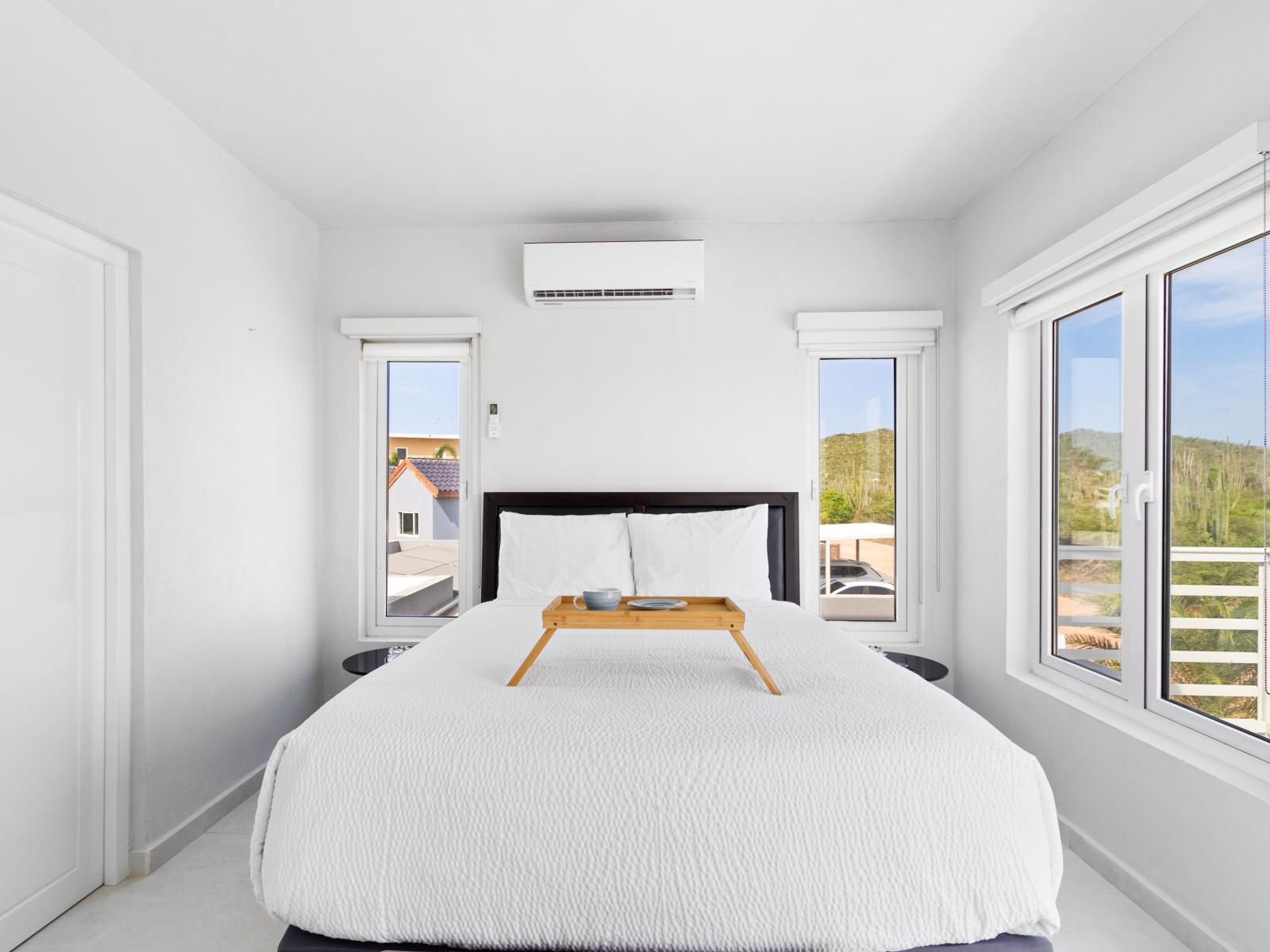 Deluxe bedroom of the vacation home in Aruba - Flat screen smart TV and Netflix - Comfy bed for restful nights - Cozy retreat with a plush bed, perfect for relaxation