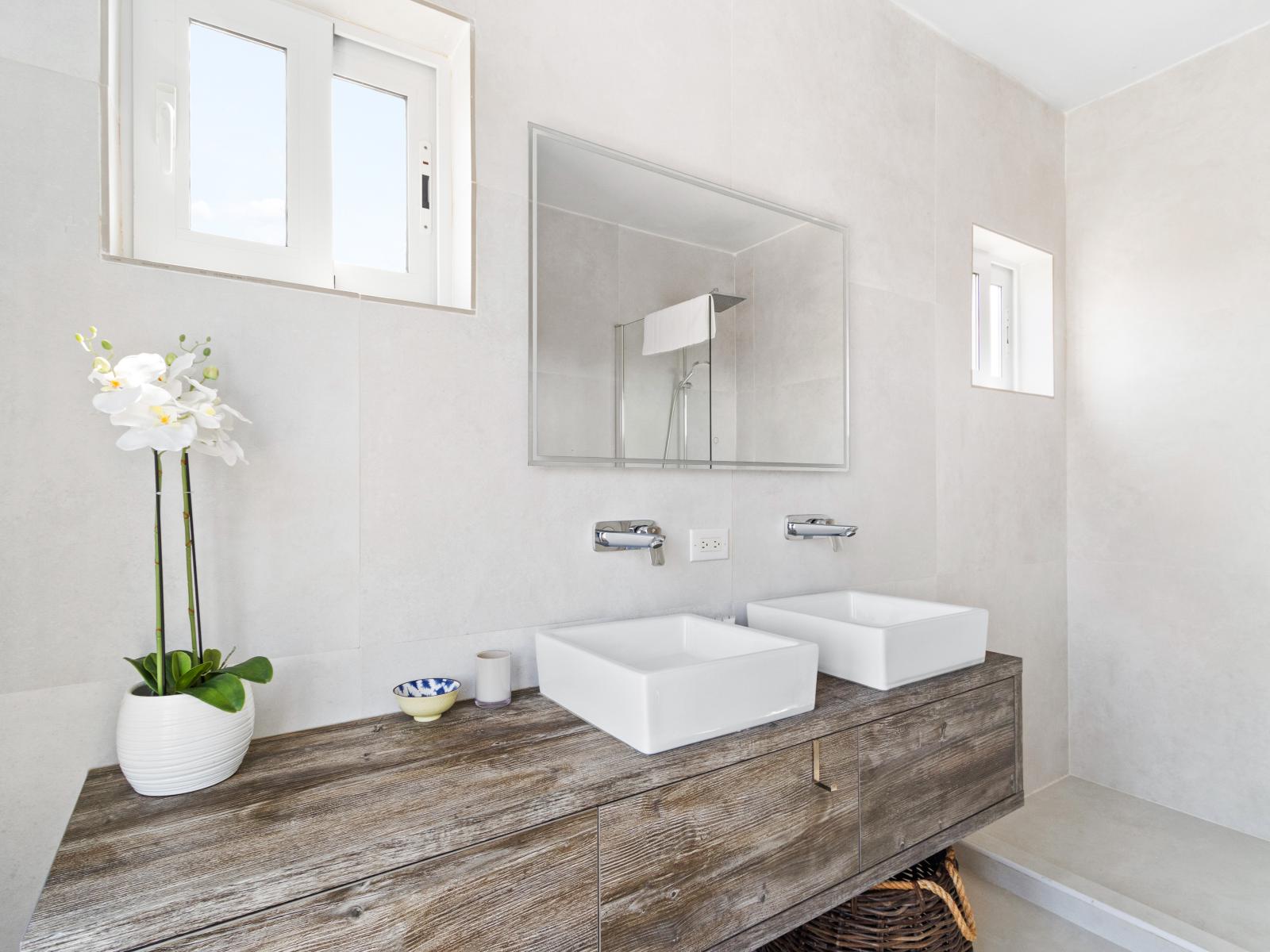 Polished Bathroom  - Walk in shower - Chic double Vanity with mirror - Seamless integration of natural elements, like plants for a fresh touch