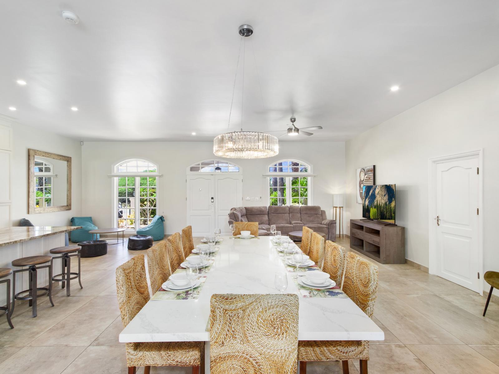 Charming Living and Dining Area of the Villa in Noord Aruba - Spacious open-plan design for a modern feel. - Smart TV and Netflix - Ample natural light through large windows. - Elegant Decor