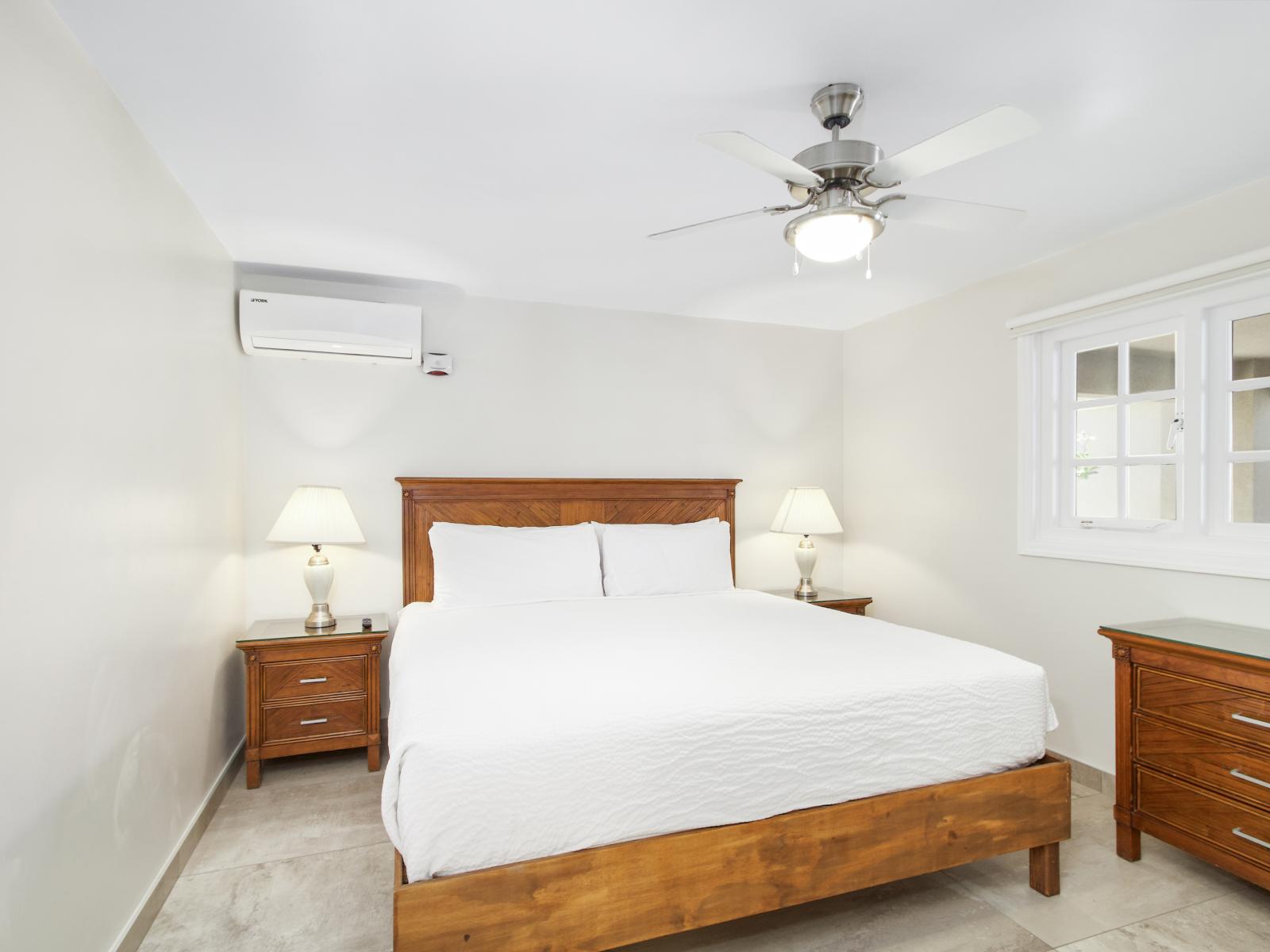 Gorgeous Bedroom of the Villa in Noord Aruba - Smart TV and Netflix - Spacious bedroom offering comfort and style - Cozy retreat with a plush bed, perfect for relaxation - Thoughtfully designed featuring functional and stylish furniture