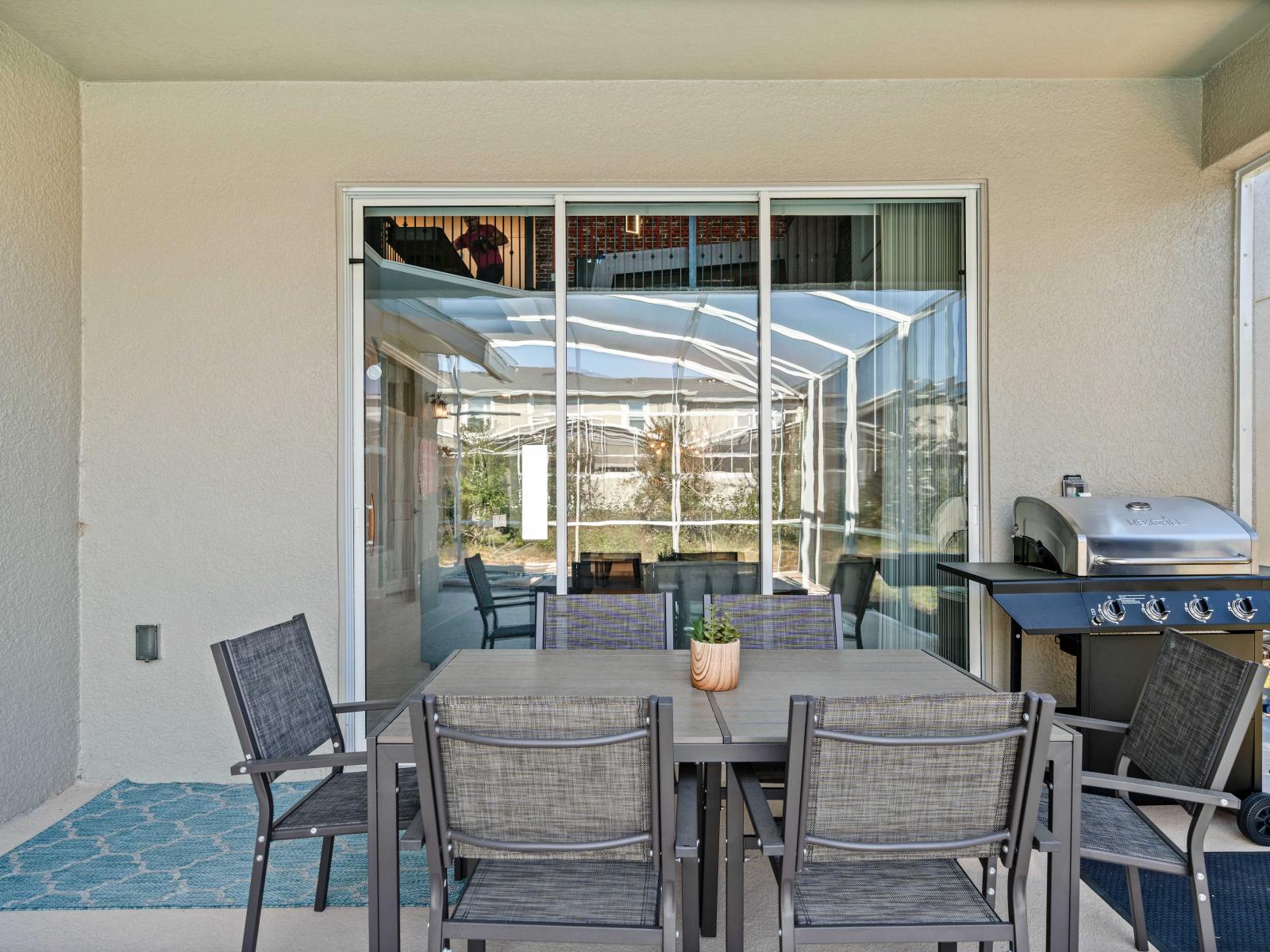 Outdoor dining of the Home in Davenport Florida - Al Fresco Dining Paradise - Enjoy the perfect blend of indoor comfort and outdoor beauty in our dining area - Pool becomes your picturesque backdrop