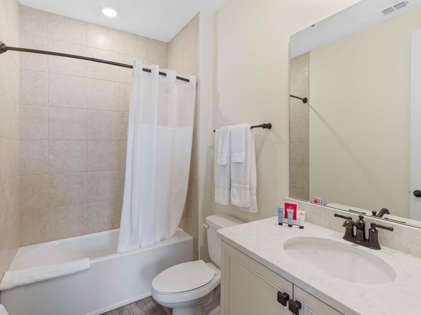 Elegant bathroom of the cottage in Kissimmee Florida - Chic Vanity with large mirror - Experience Pure Comfort - Featuring a superb bath-ryb