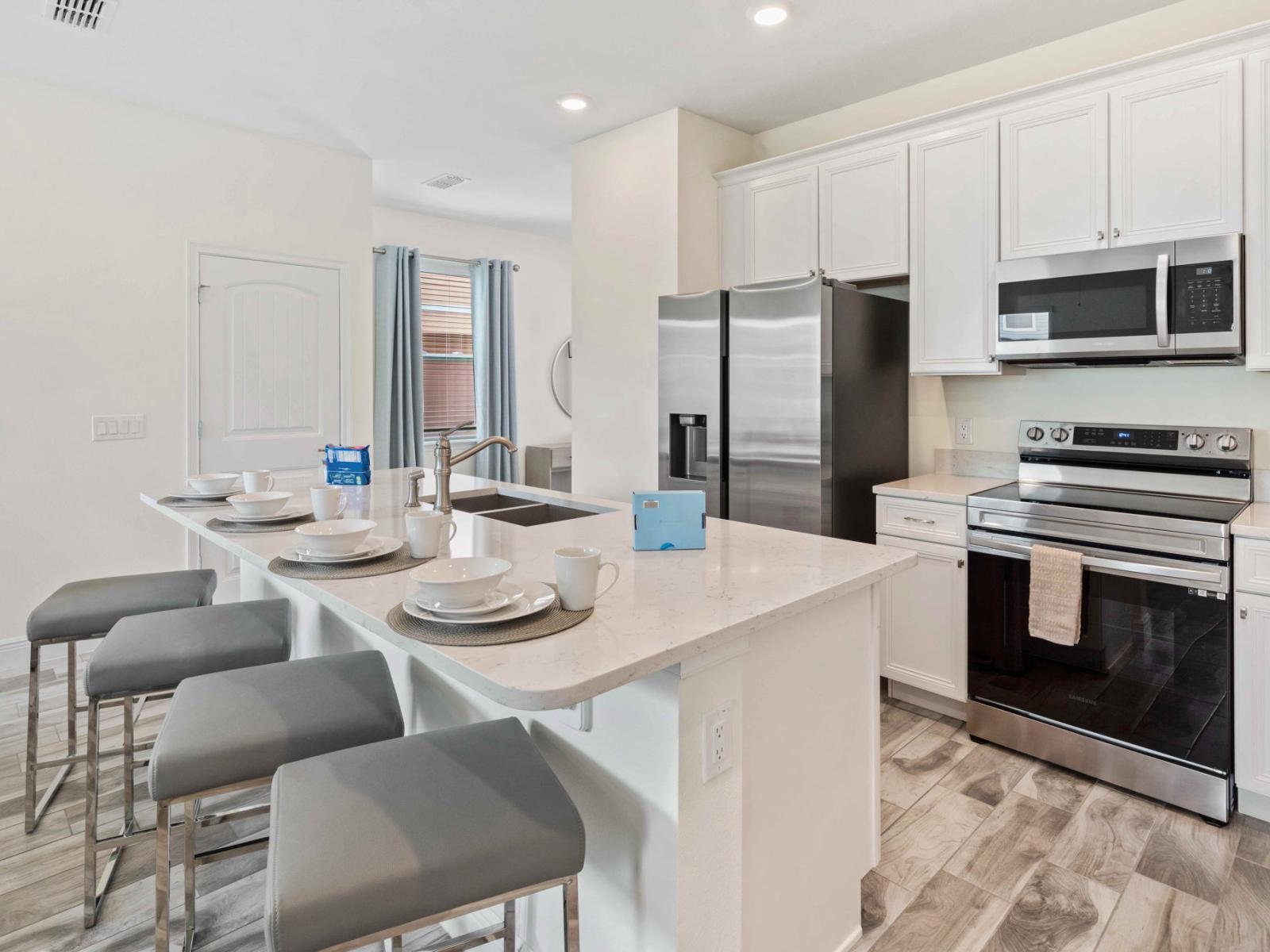 Modern kitchen of the cottage in Kissimmee Florida - Fully equipped kitchen - Integrated appliances for a seamless and stylish appearance - Breakfast bar and stools